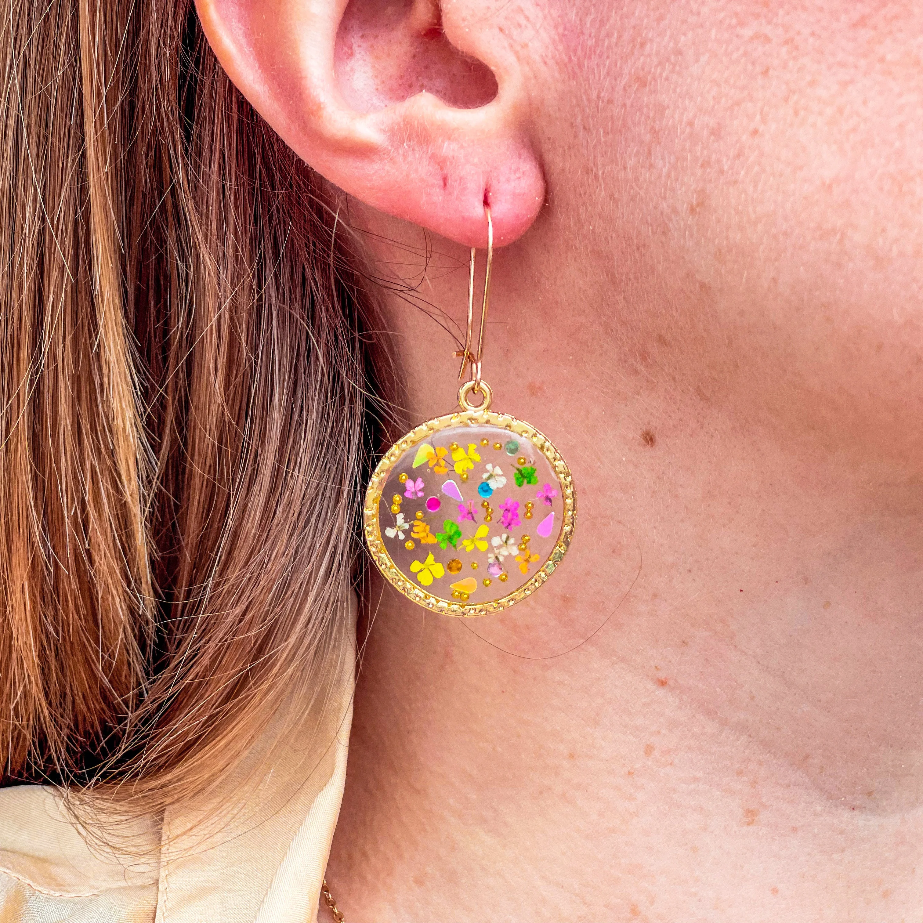 Gold statement earrings with pink flowers - Image 7