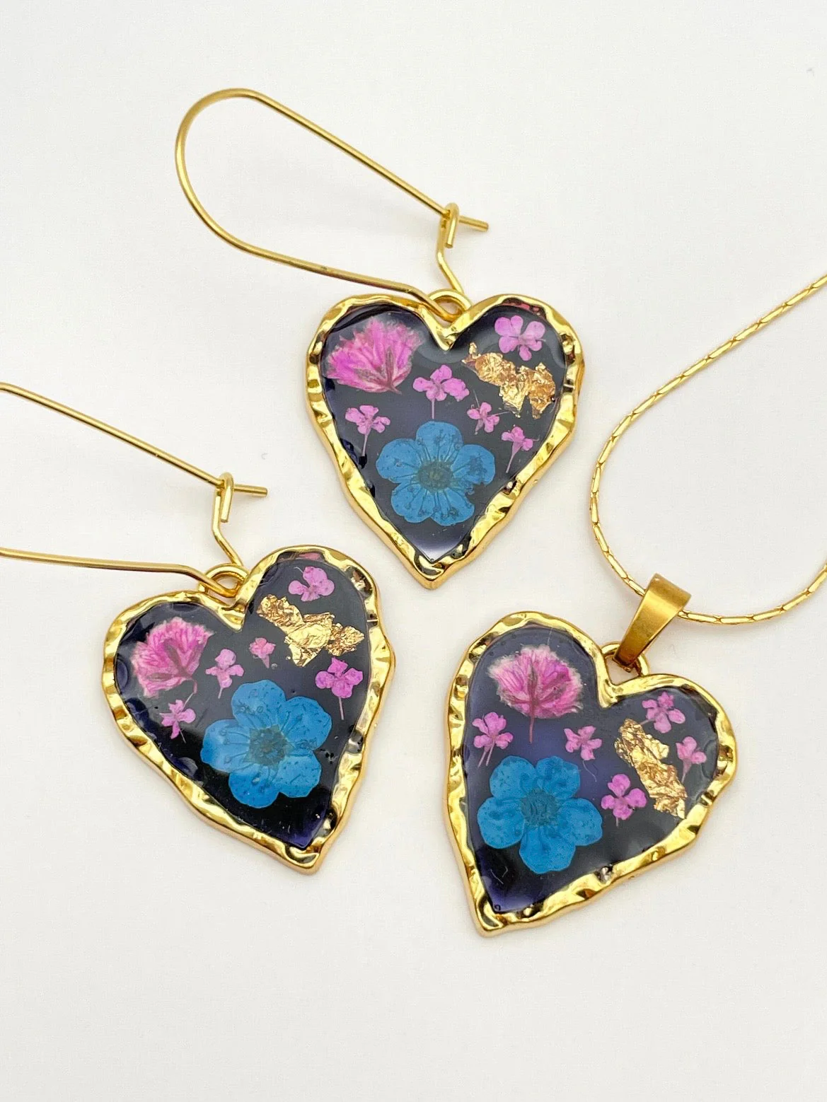 Gothic heart necklace with real flowers - Image 3