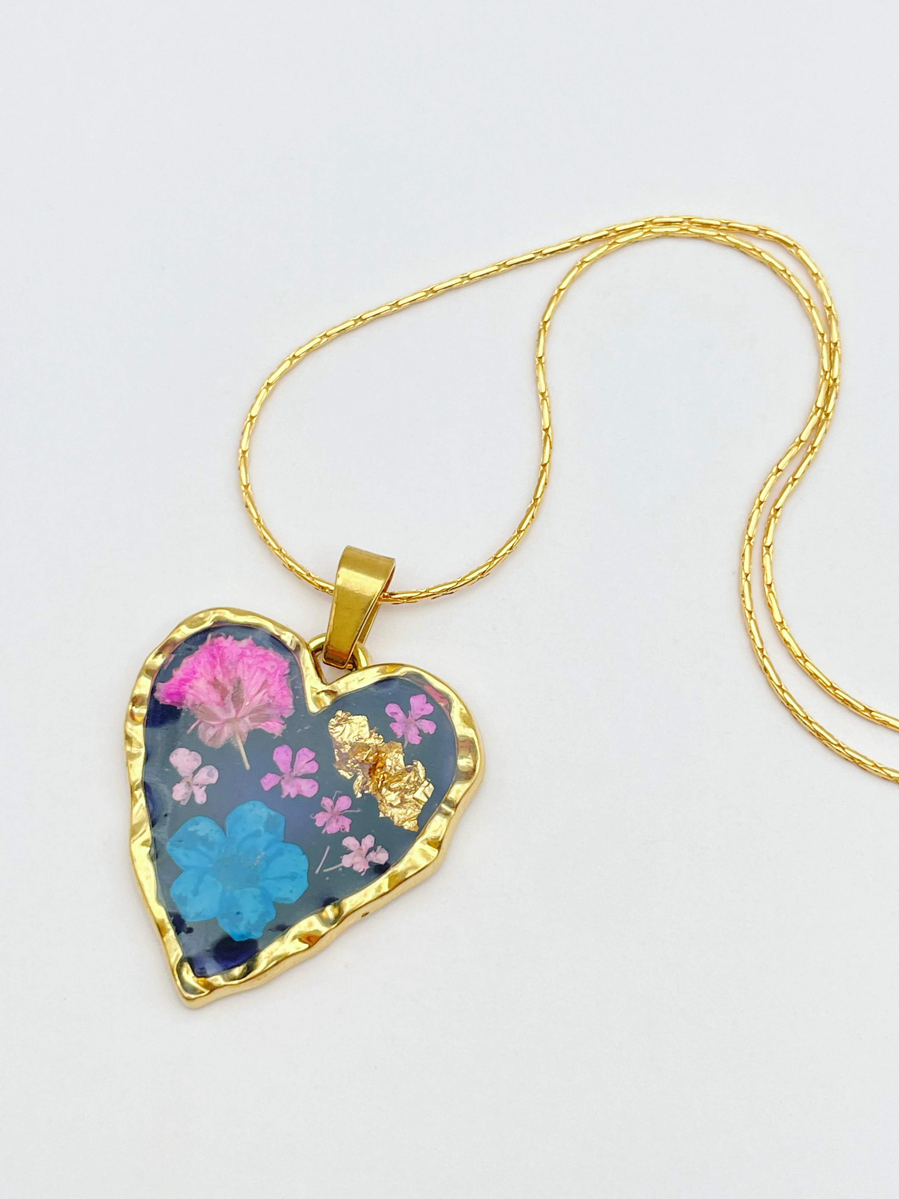 Gothic heart necklace with real flowers - Image 5
