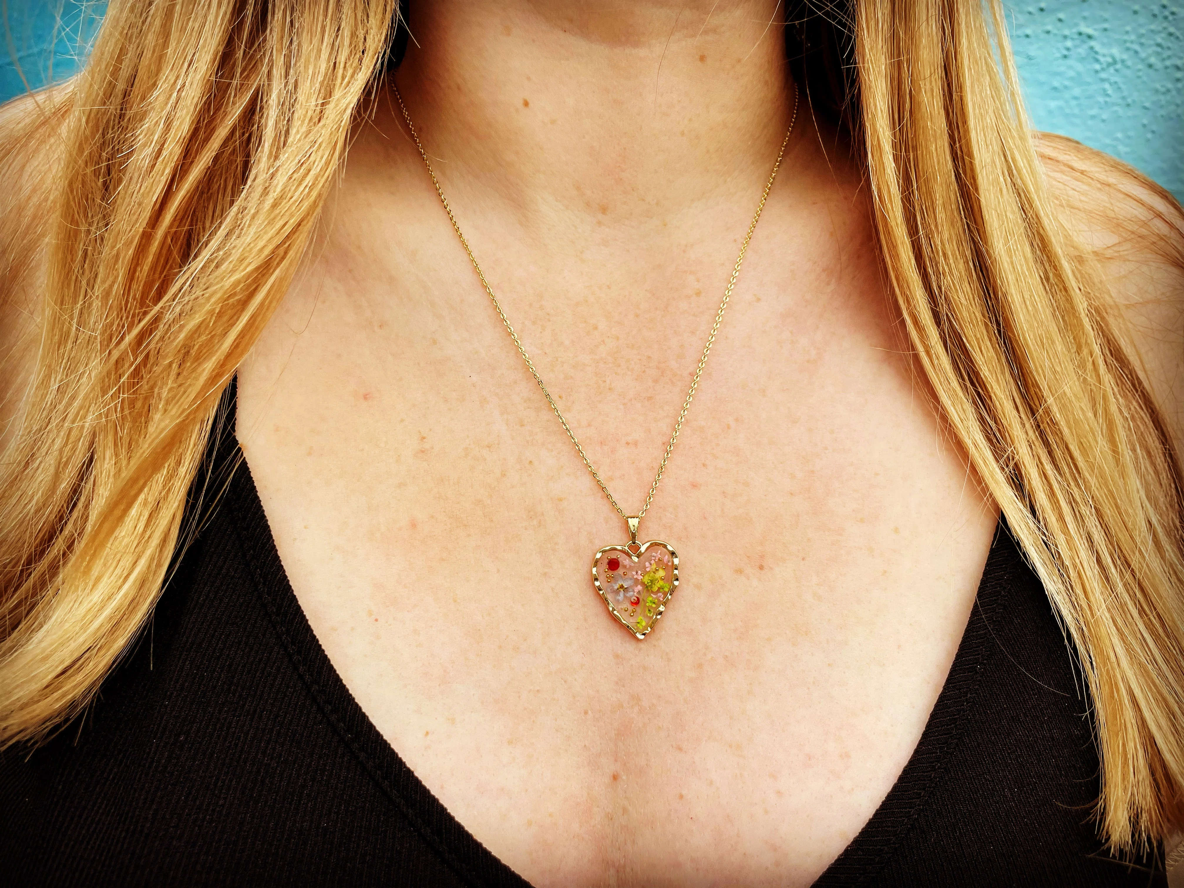 Gothic heart necklace with real flowers - Image 8