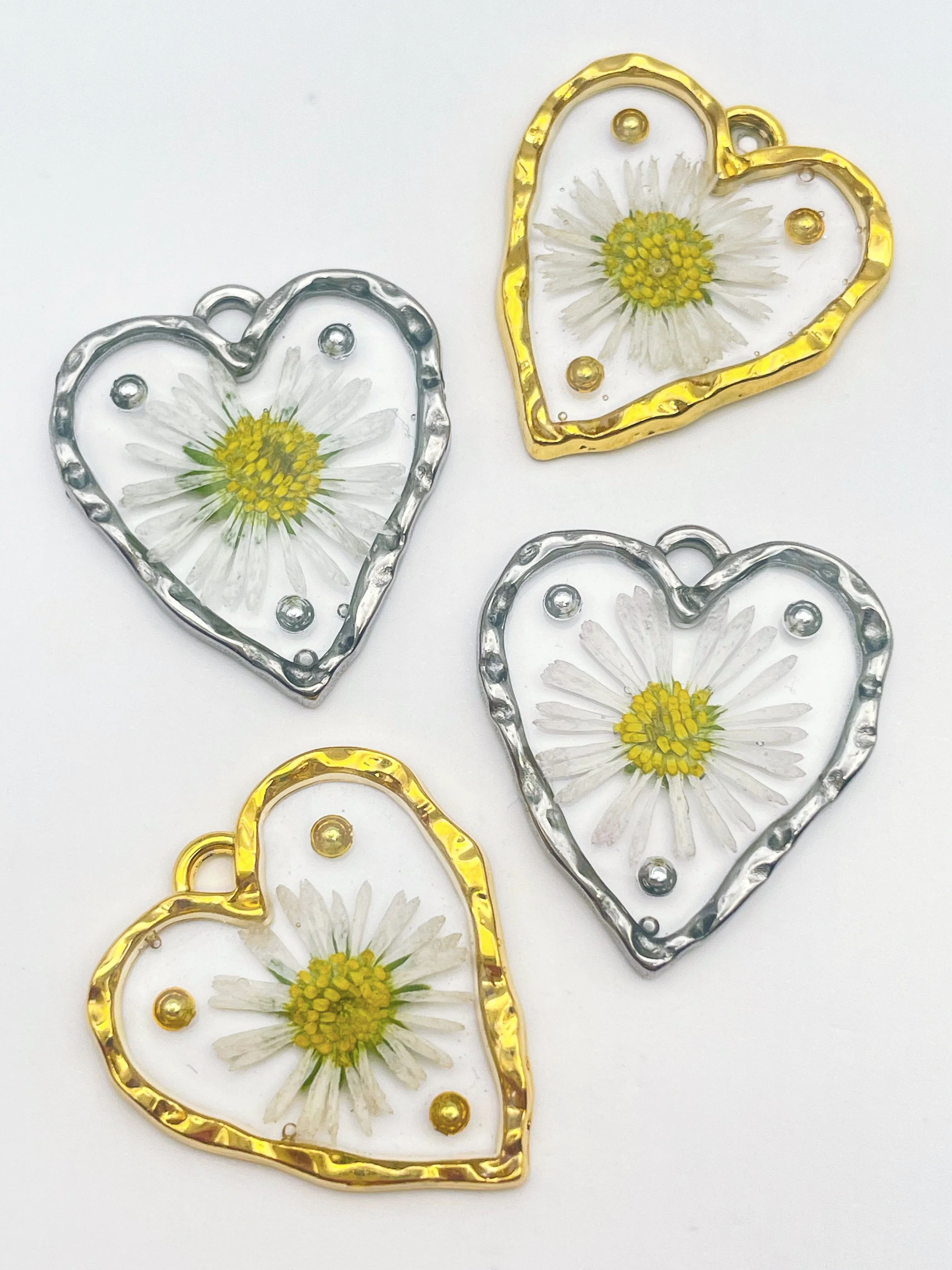 Heart earrings with daisy flowers and silver beads - Image 3