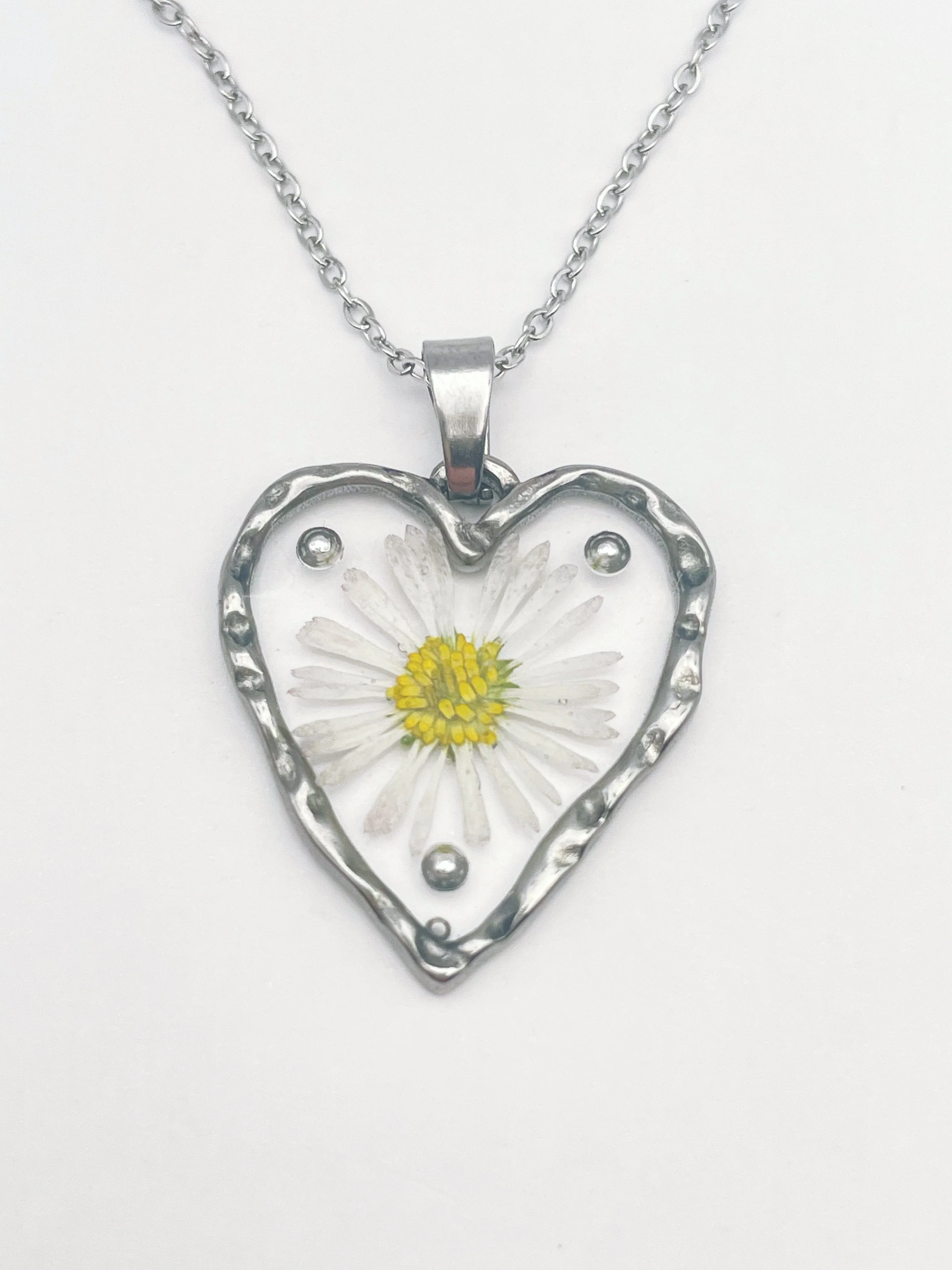 Heart earrings with daisy flowers and silver beads - Image 4