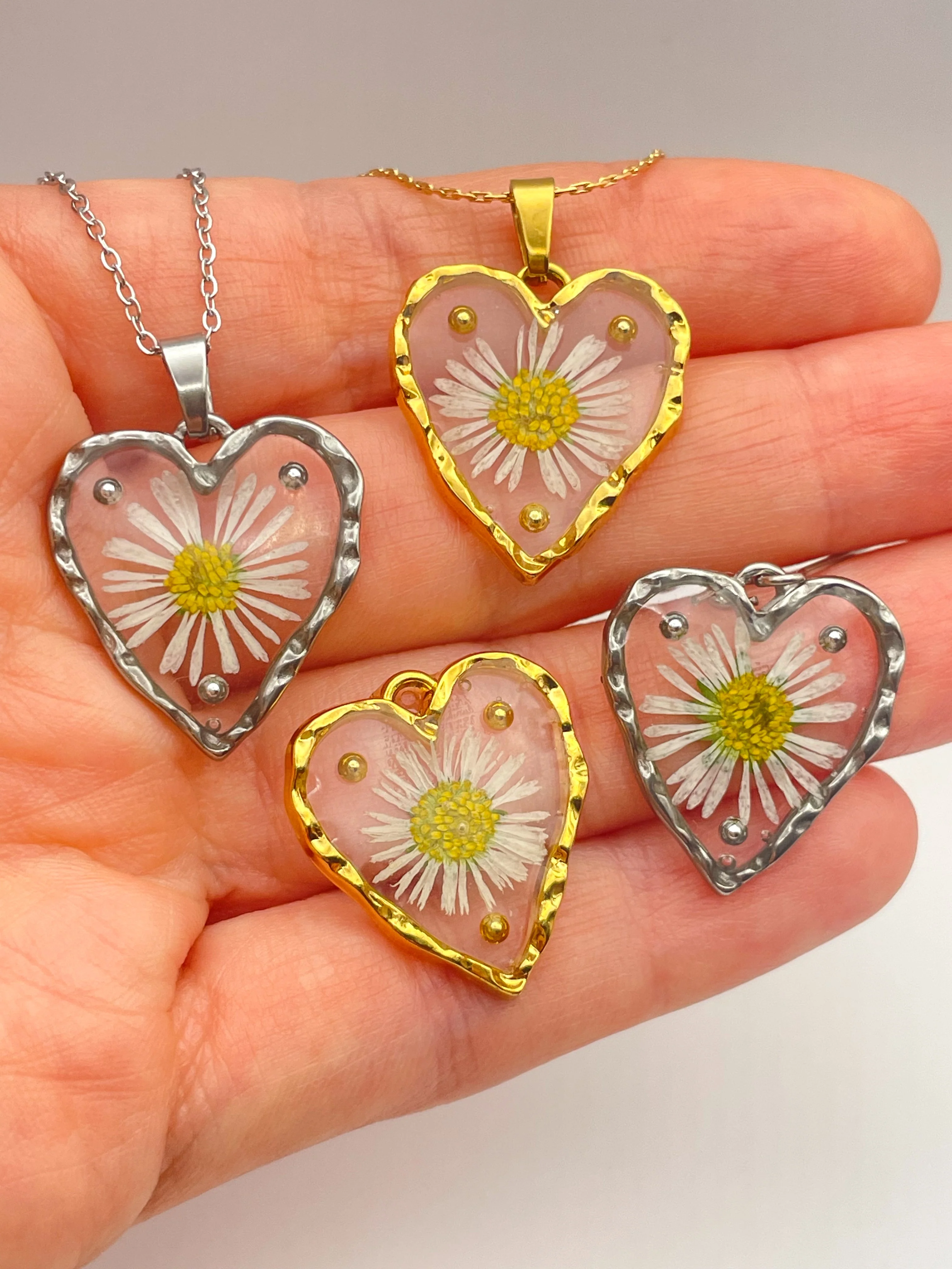 Heart earrings with daisy flowers and silver beads - Image 5