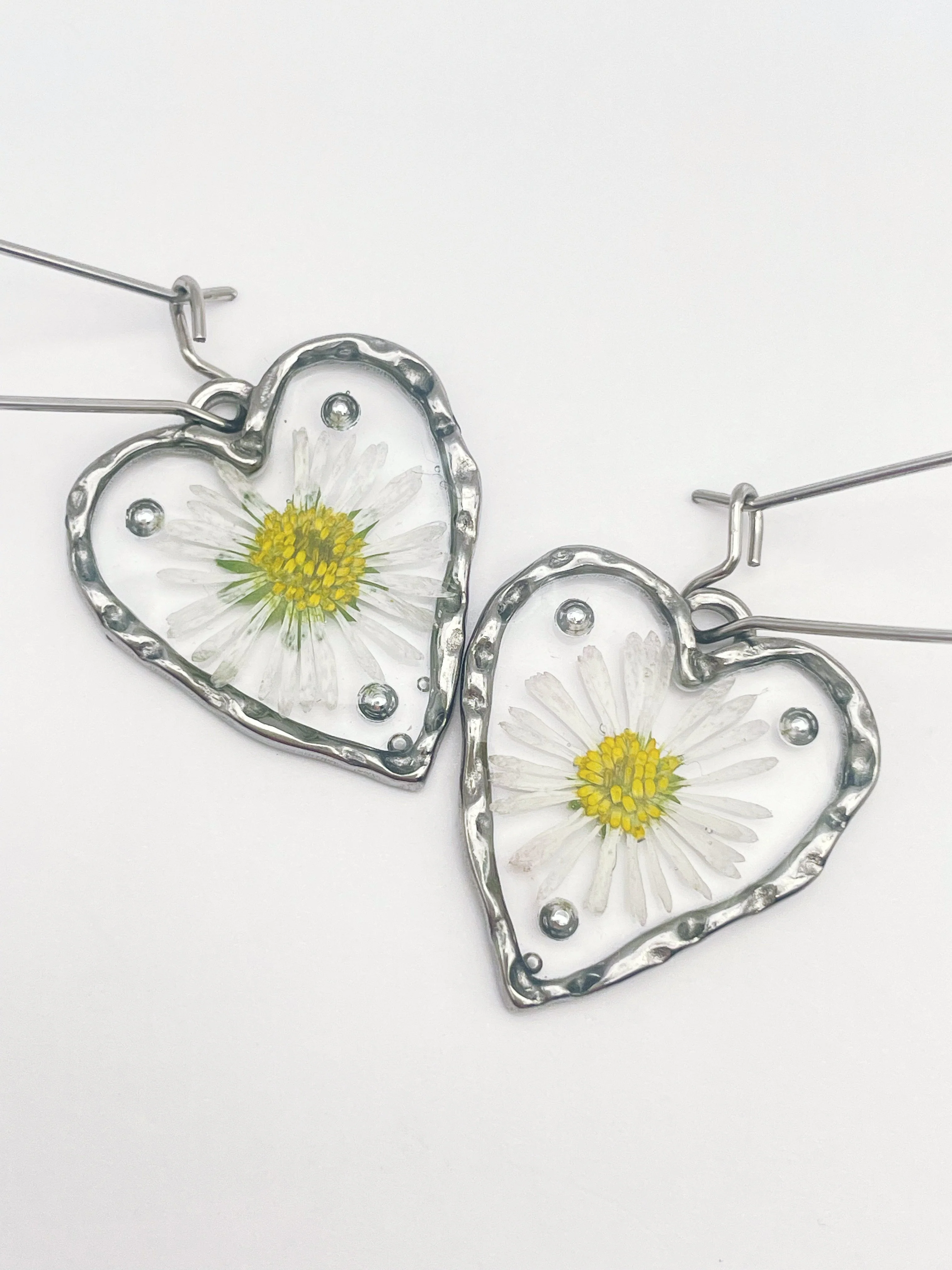 Heart earrings with daisy flowers and silver beads - Image 6