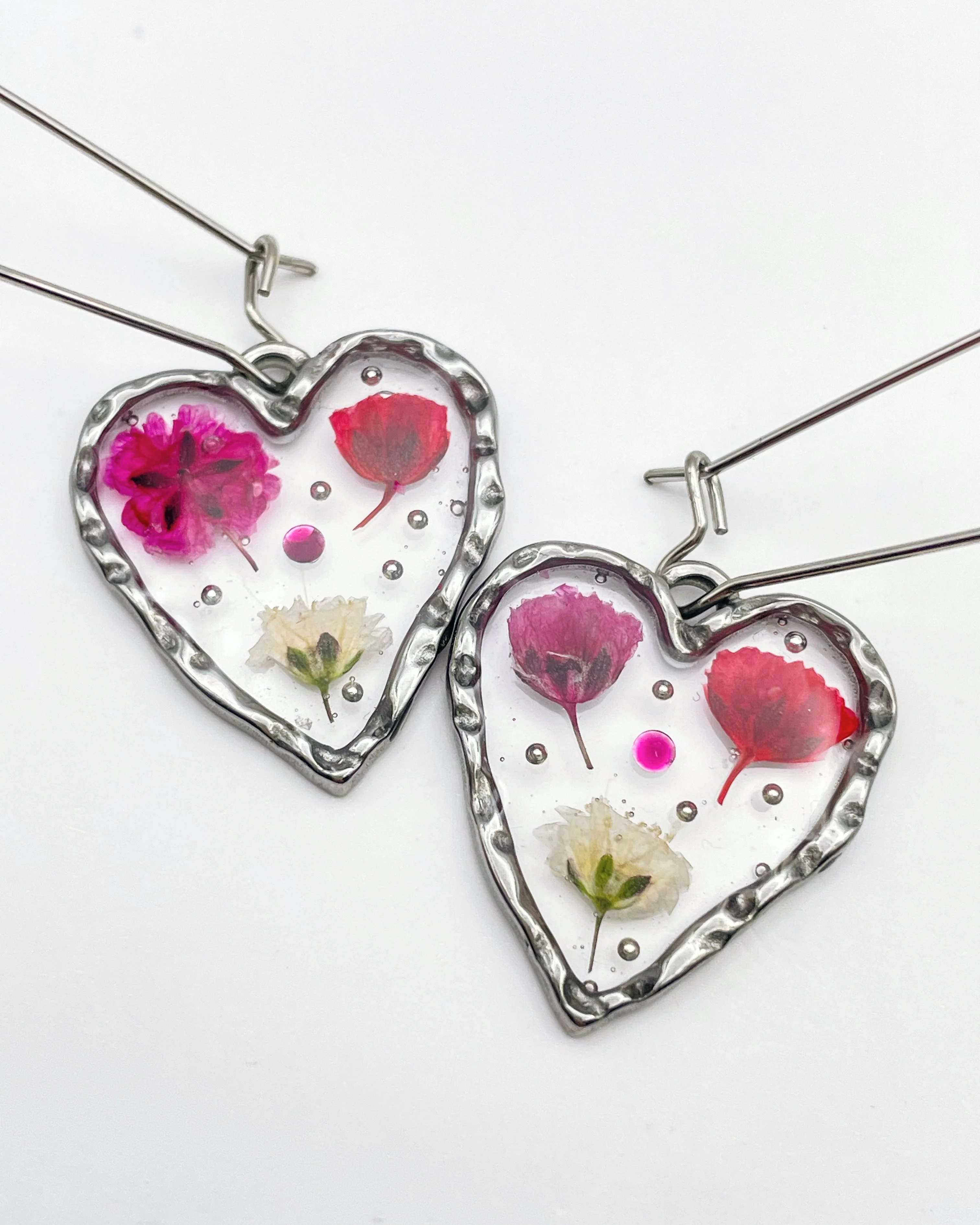 Heart earrings with gypsophila and poppy flowers - Image 2