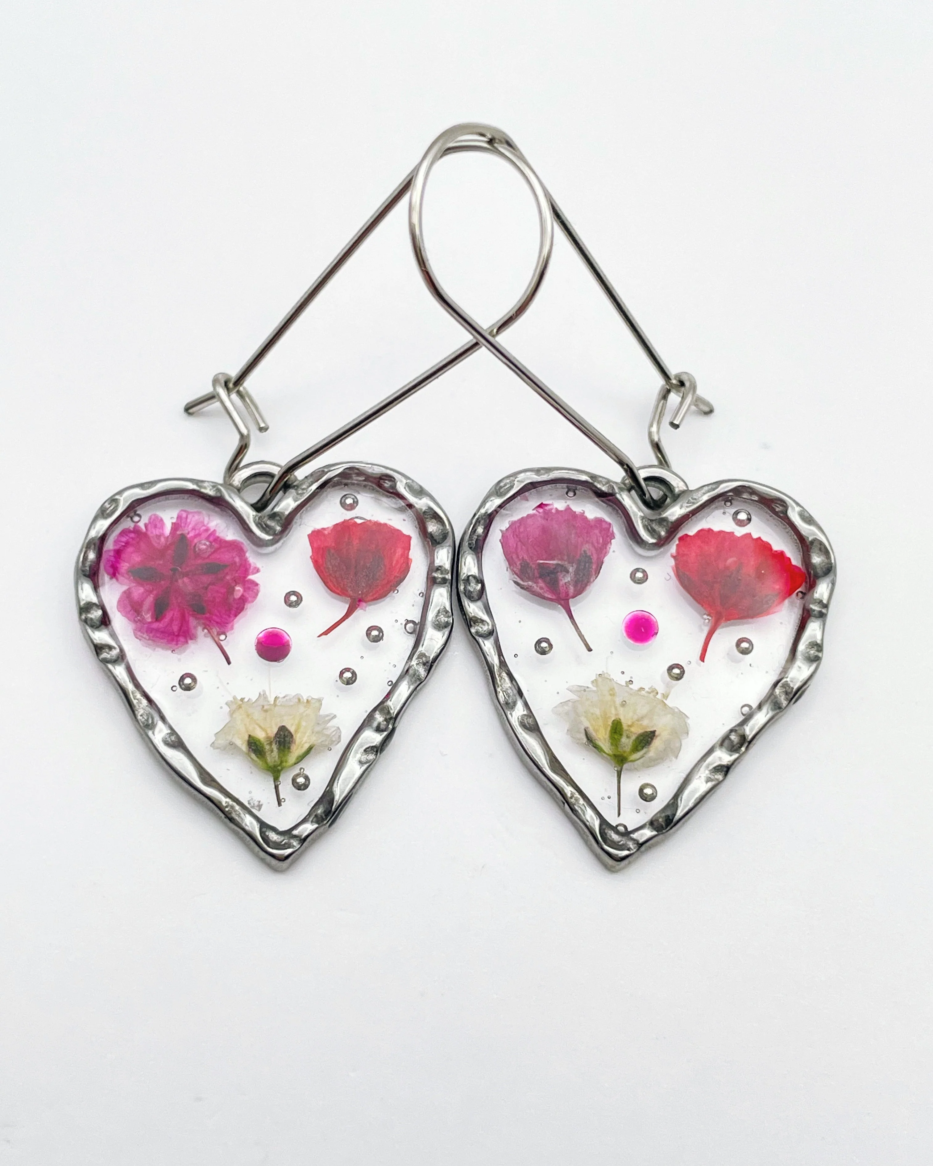 Heart earrings with gypsophila and poppy flowers - Image 5