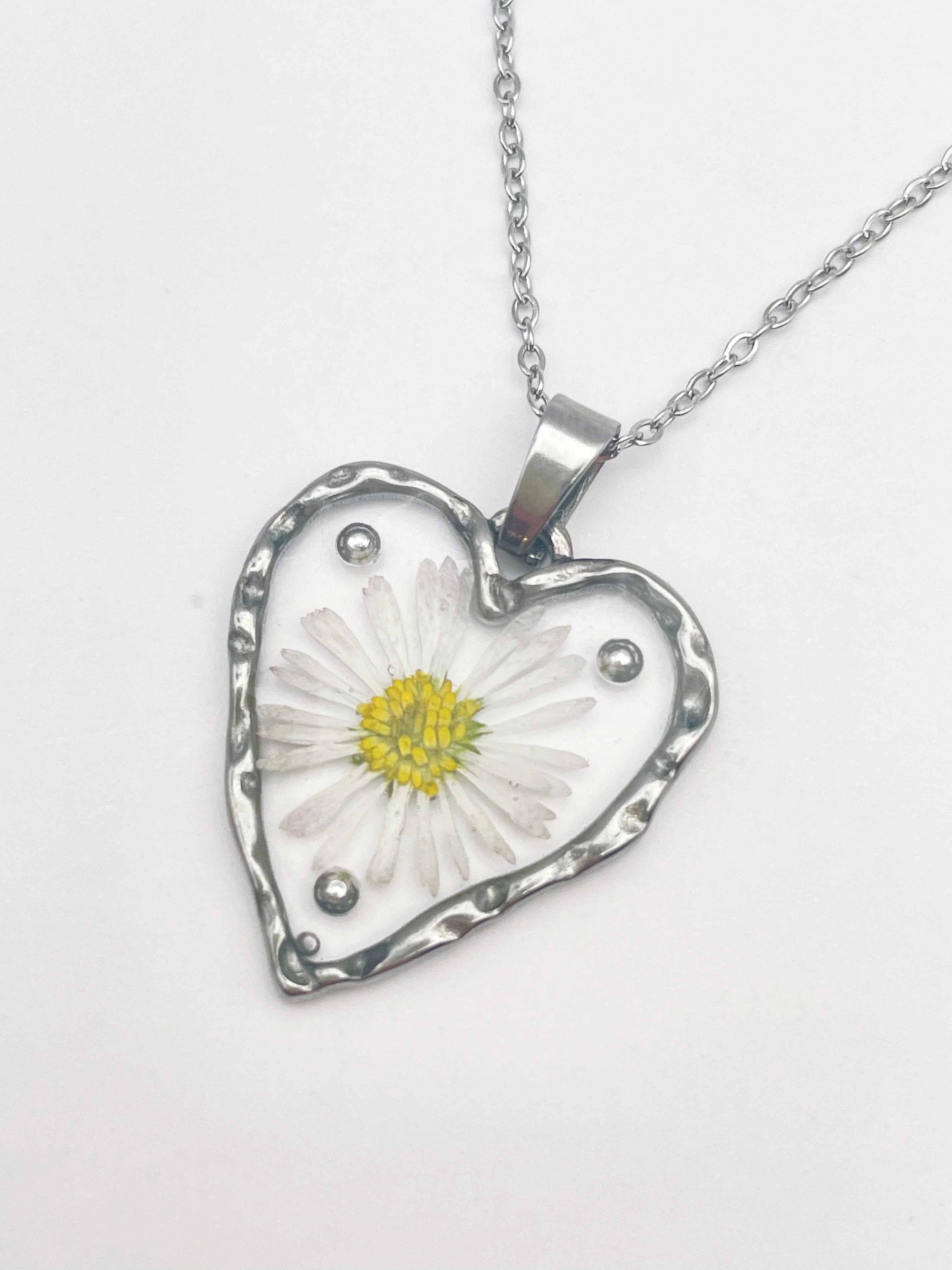 Heart necklace with daisy flowers and silver beads - Image 2