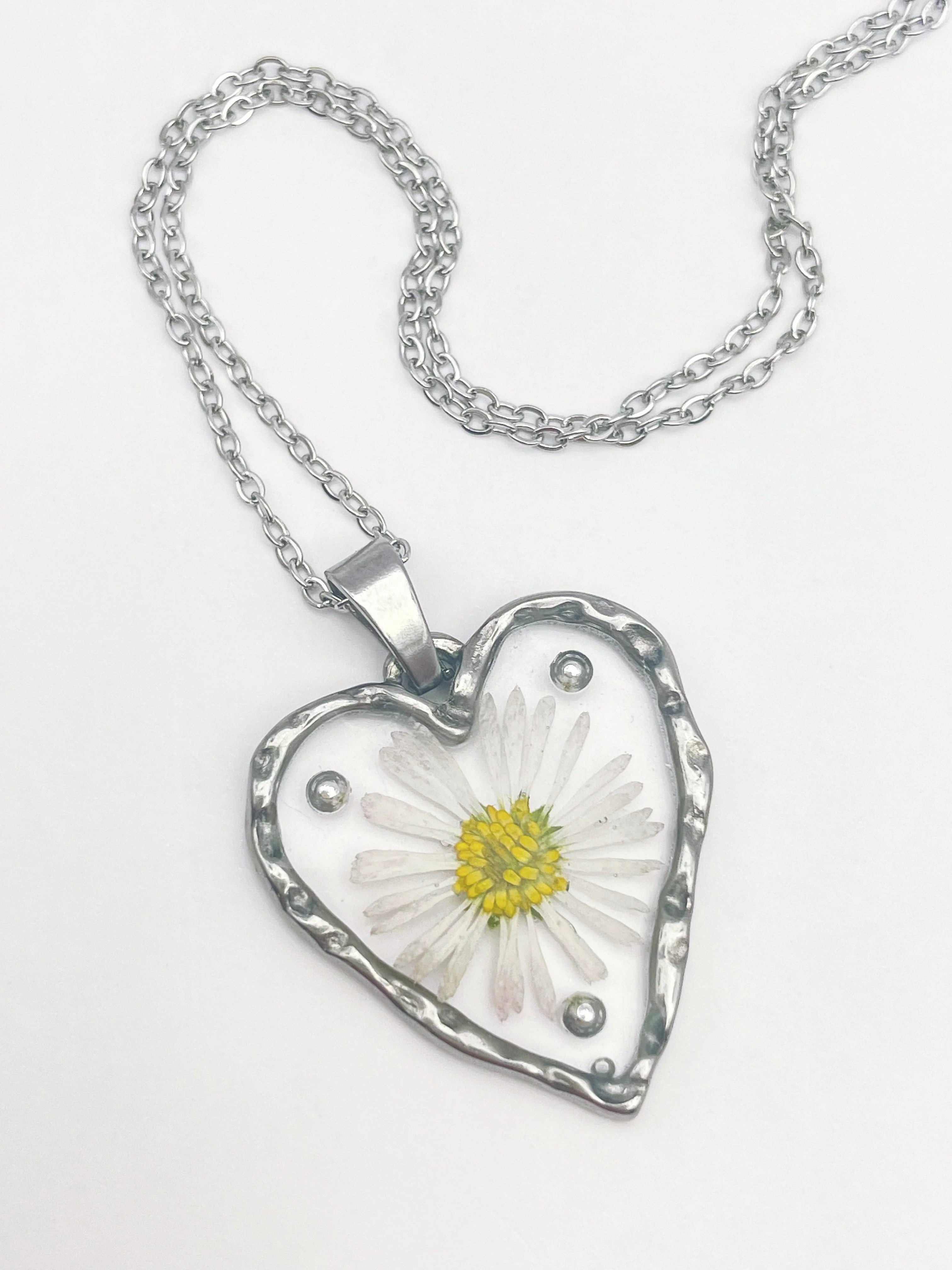 Heart necklace with daisy flowers and silver beads - Image 4