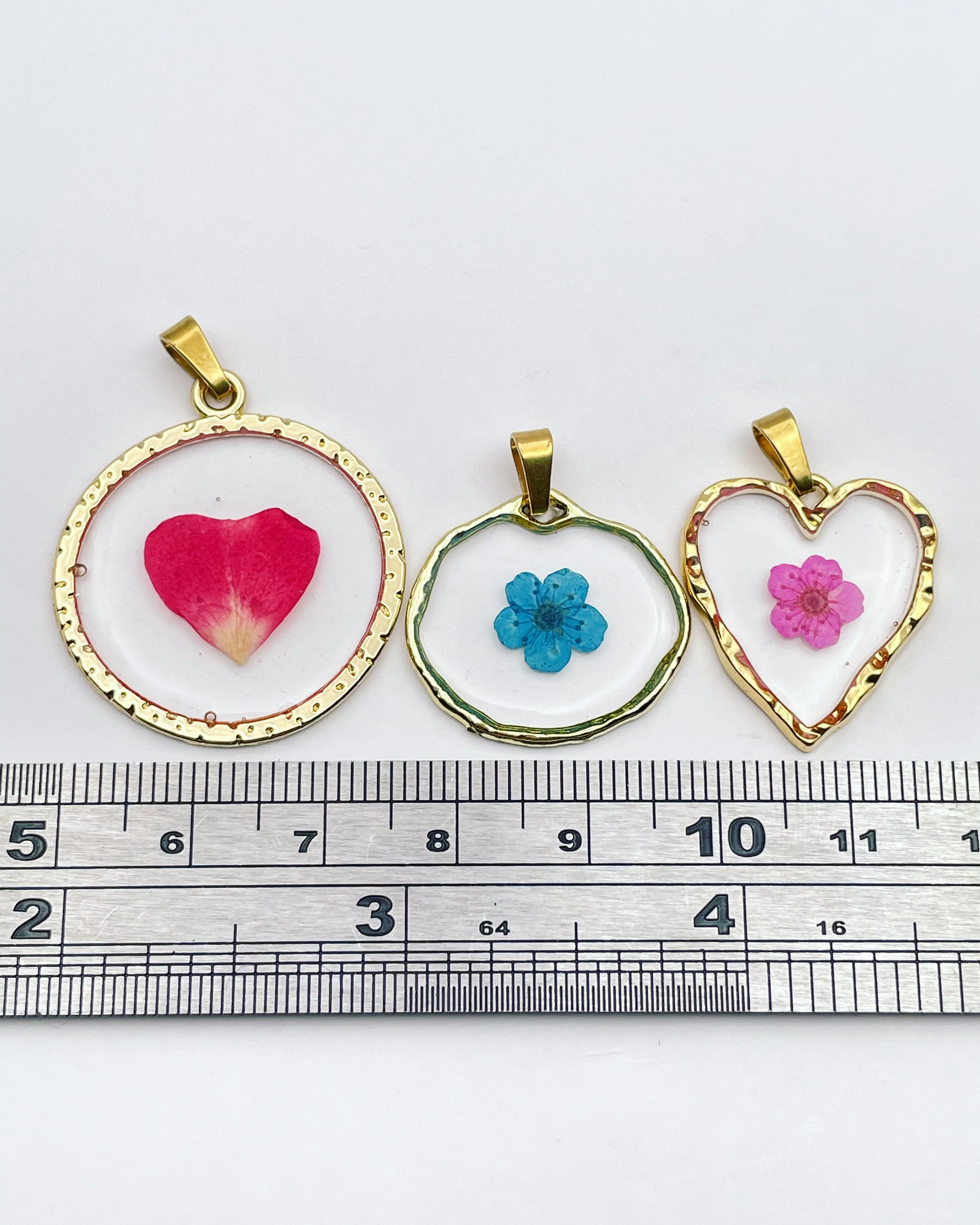 Heart necklace with daisy flowers and silver beads - Image 7