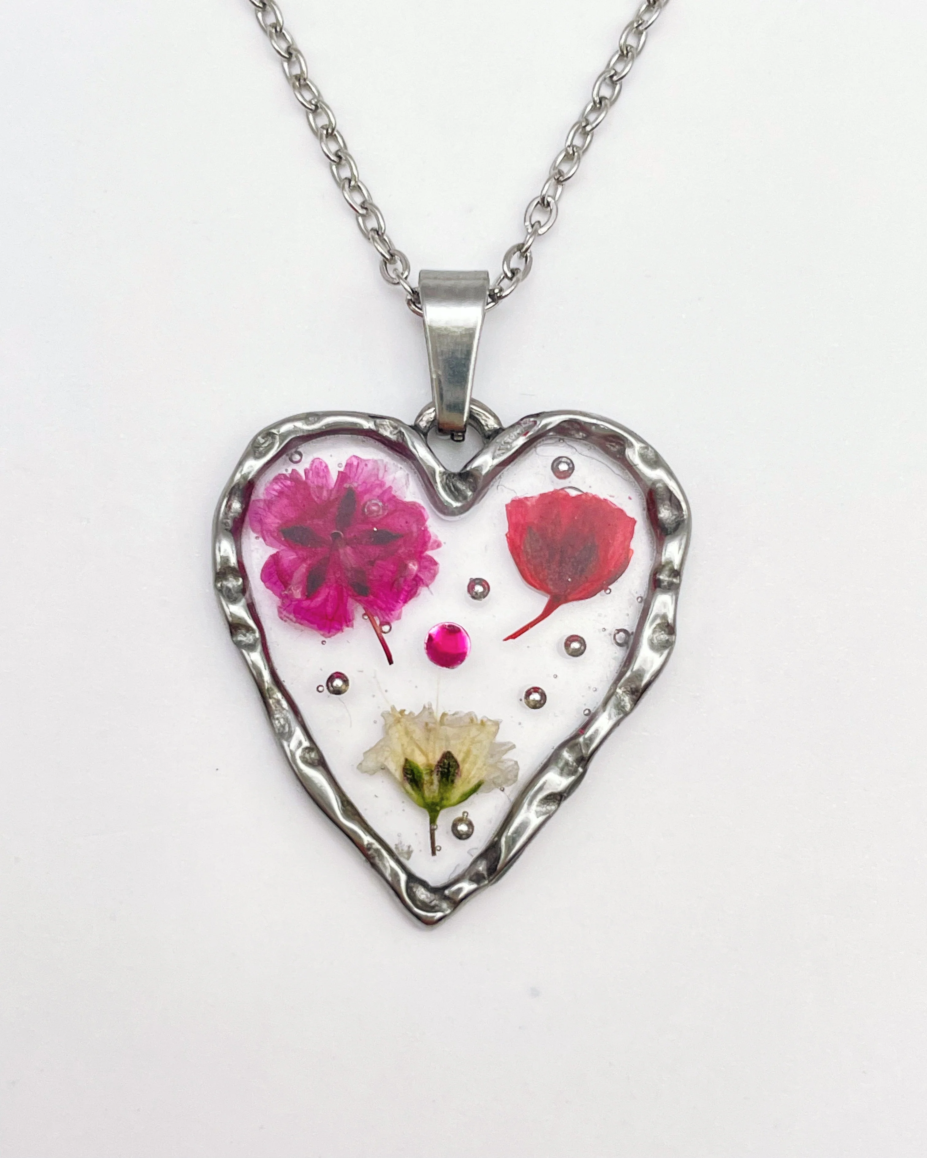Heart necklace with gypsophila and poppy flowers - Image 2