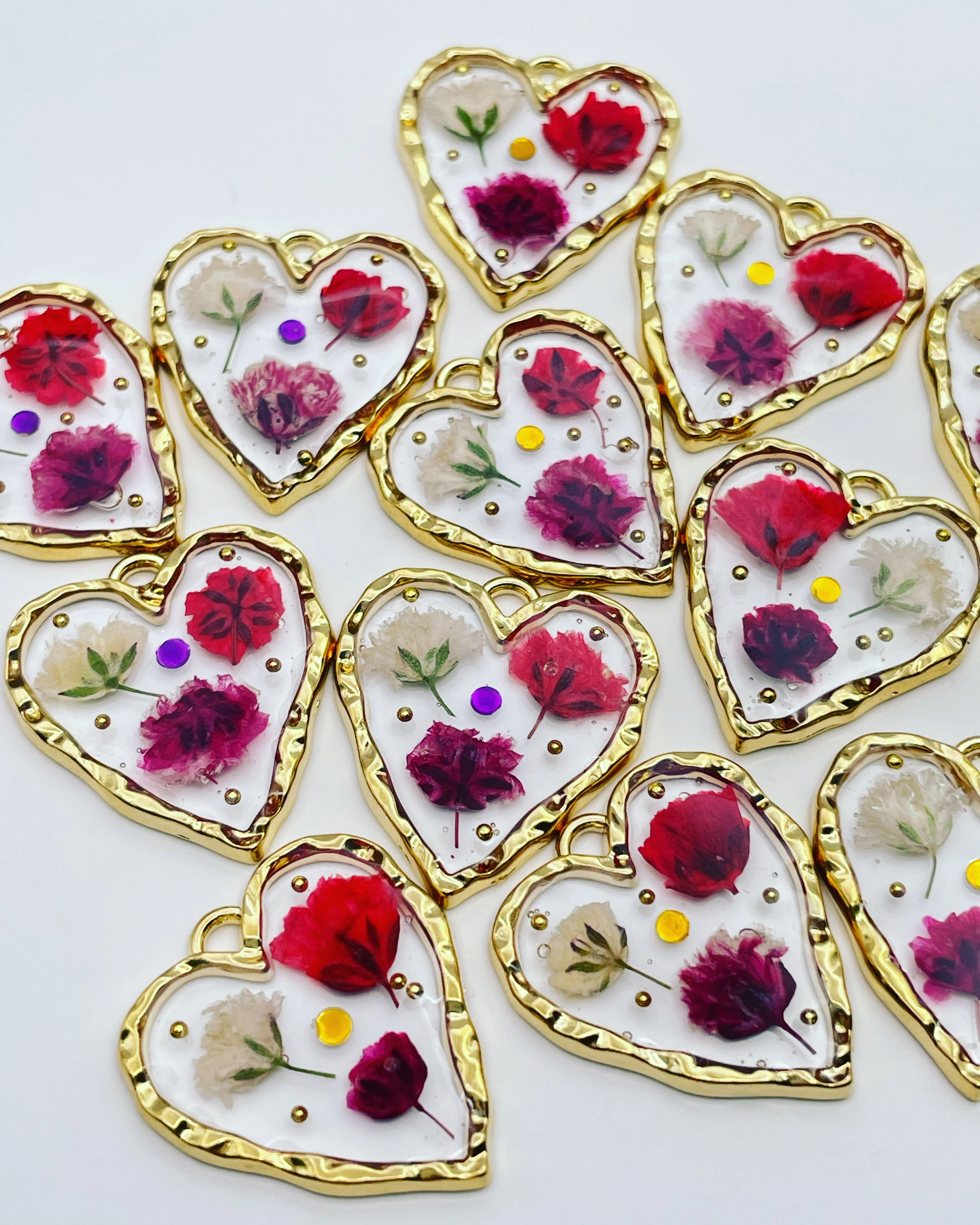 Heart necklace with gypsophila and poppy flowers - Image 3