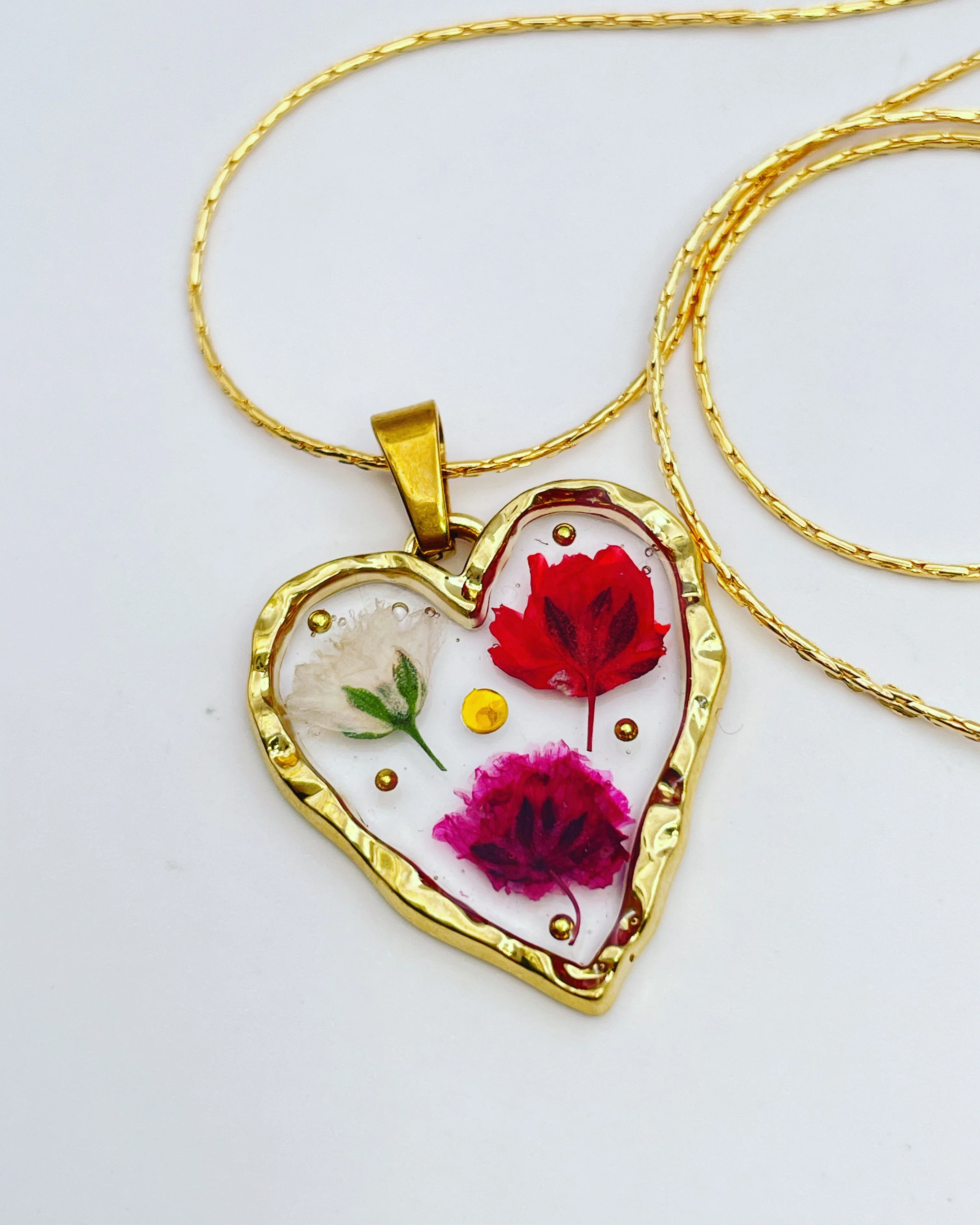 Heart necklace with gypsophila and poppy flowers - Image 4