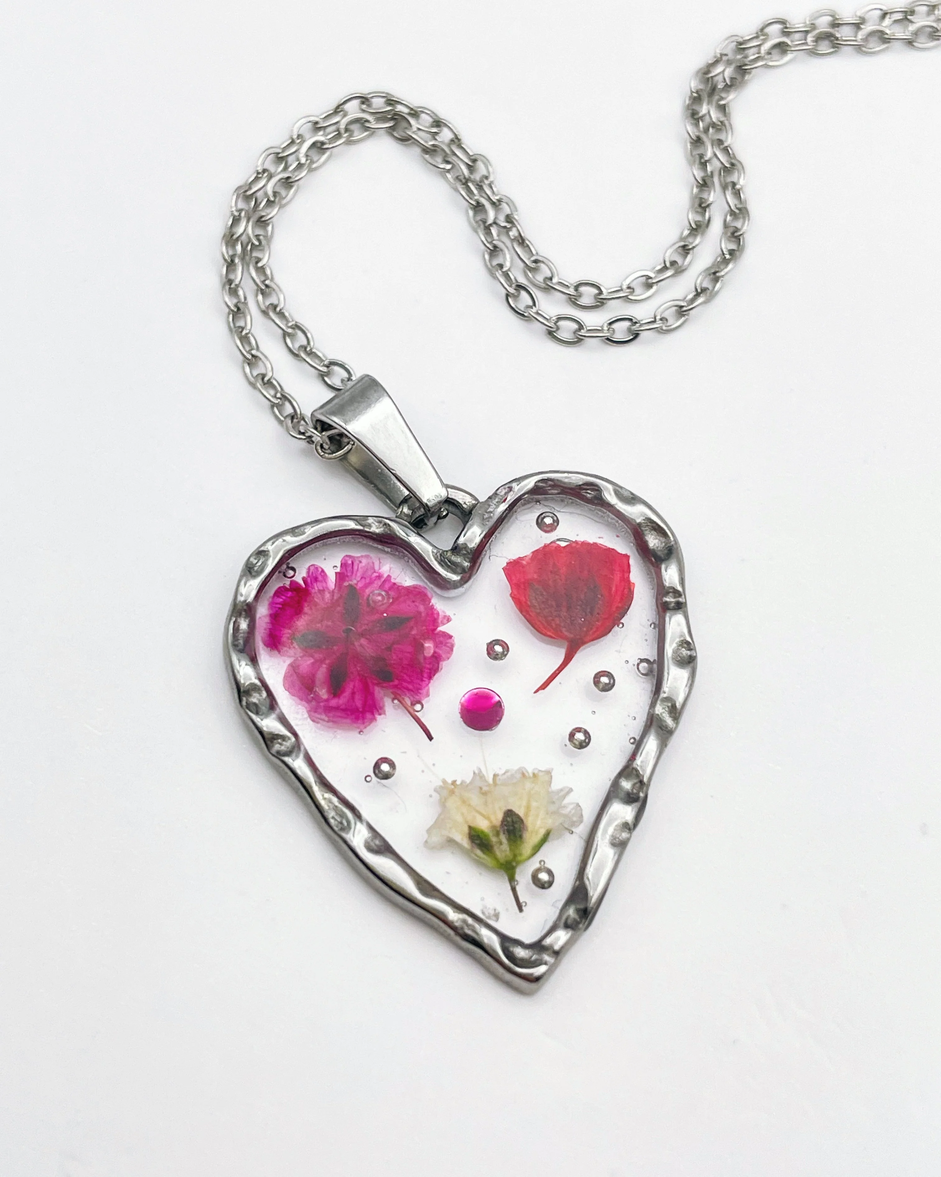Heart necklace with gypsophila and poppy flowers - Image 5