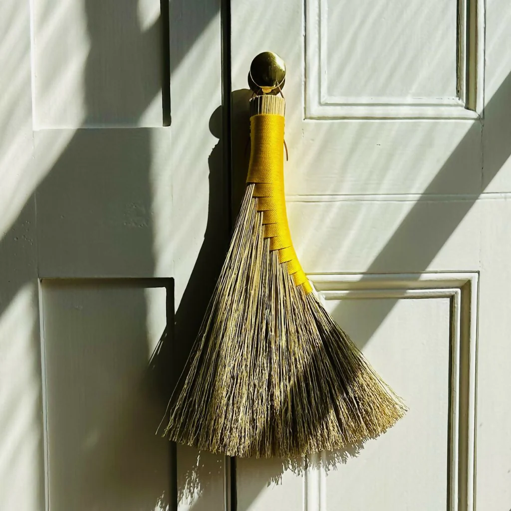 Hens Wing Handbroom