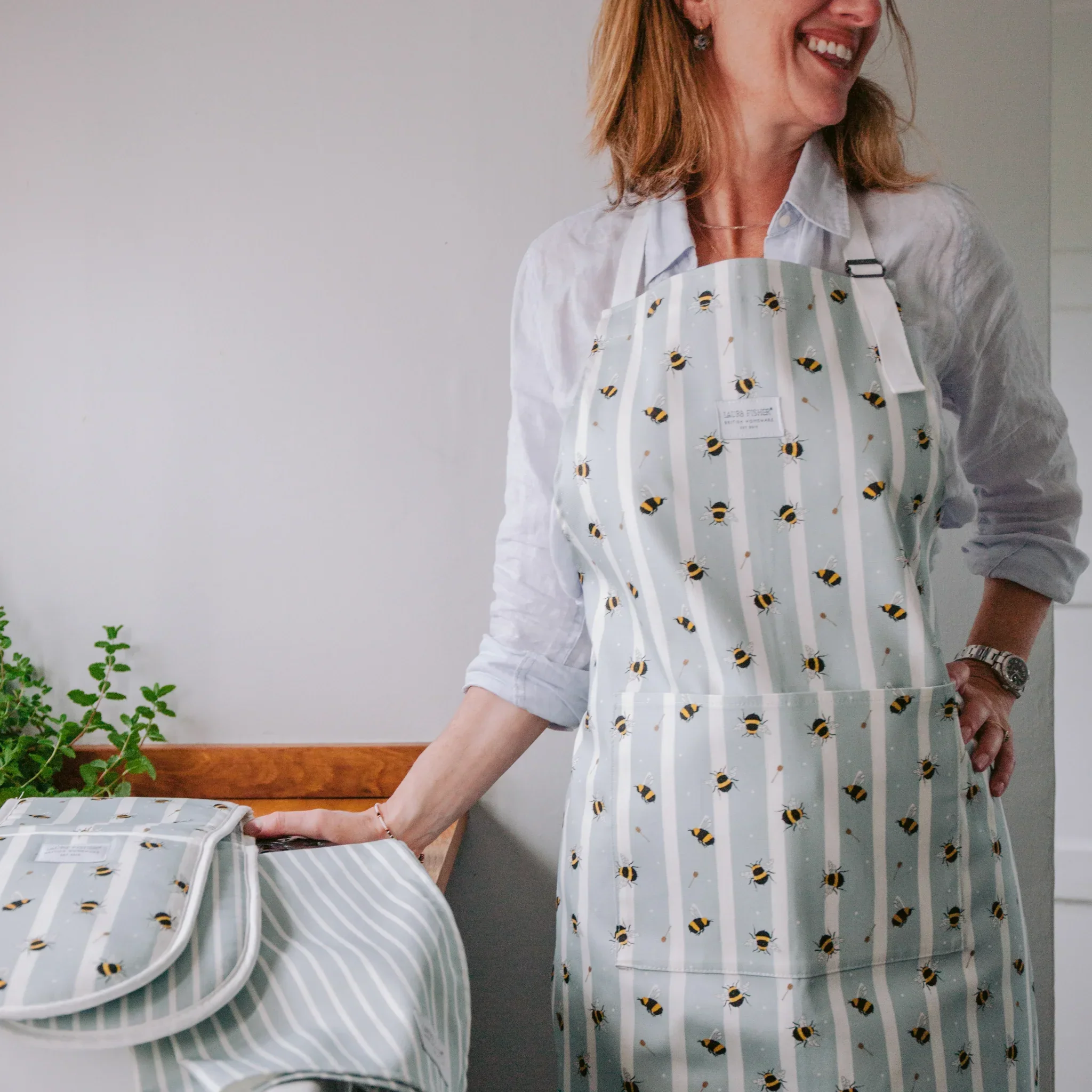 Honey Bee Apron - Image 2