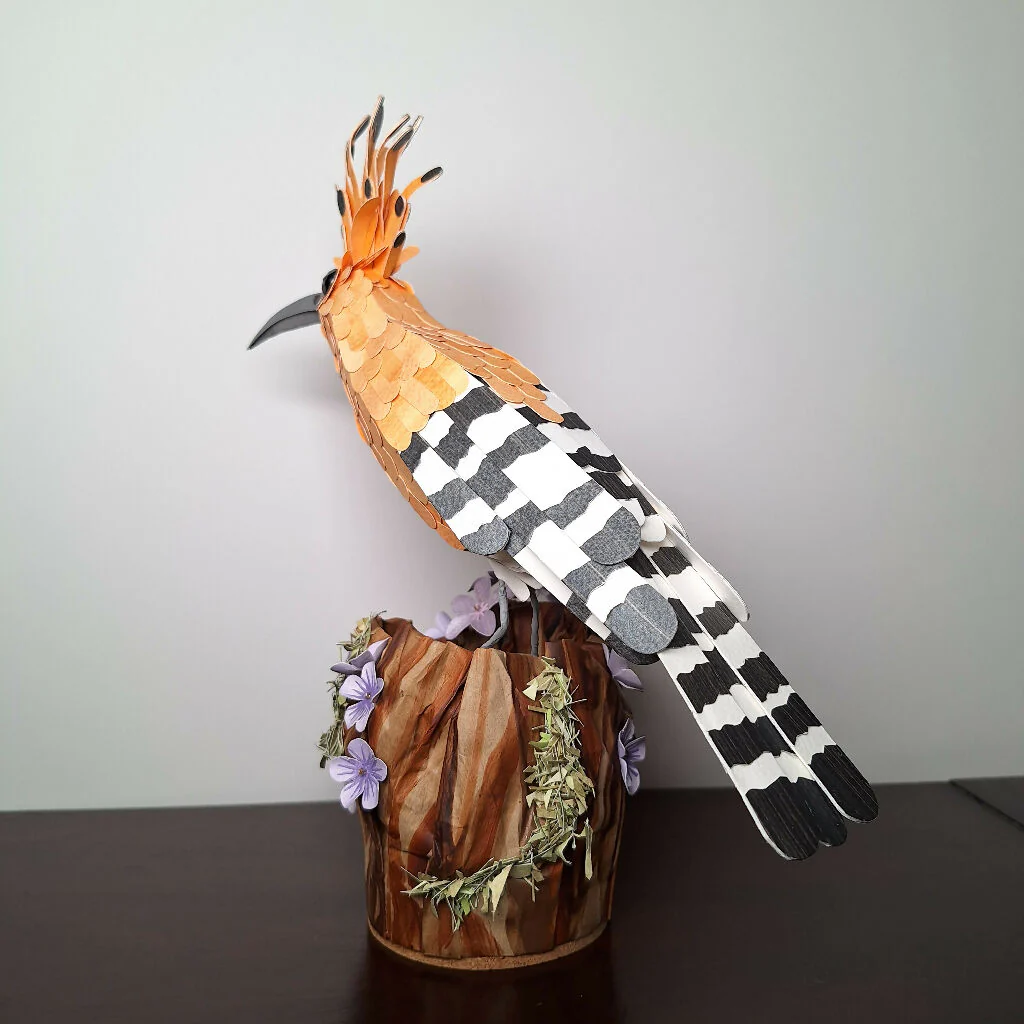 Hoopoe bird perched on a tree stump handmade paper sculpture - Image 2
