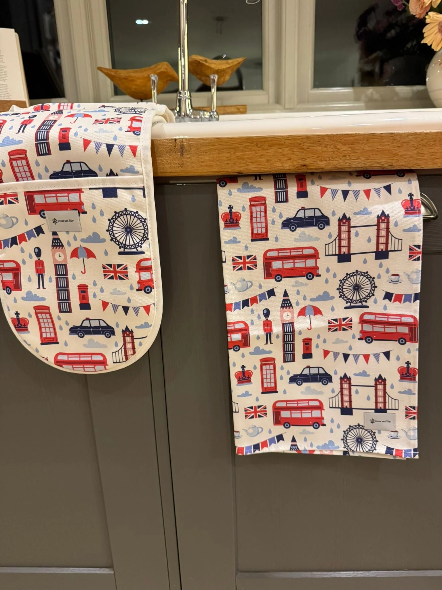 Iconic Landmarks of London Tea Towel - Image 3