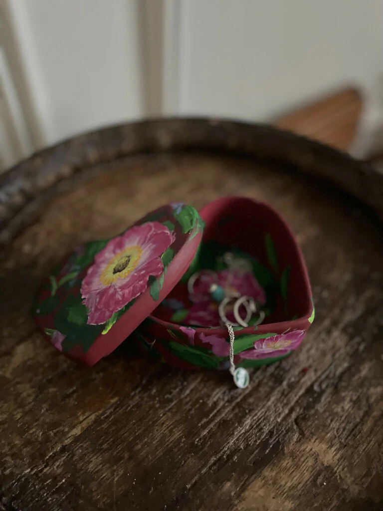 'It's Me' Ceramic Floral Heart Keepsake Box