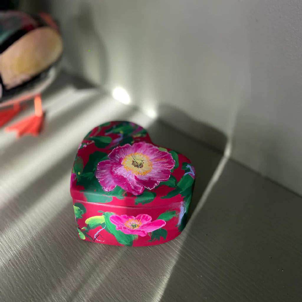 'It's Me' Ceramic Floral Heart Keepsake Box - Image 2