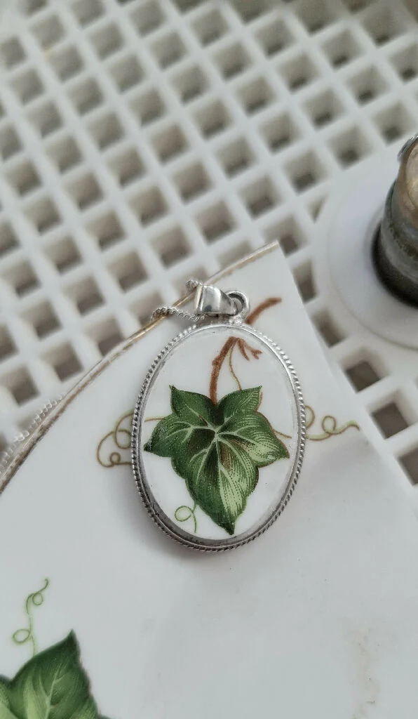 Ivy leaf broken china pendant - Image 2