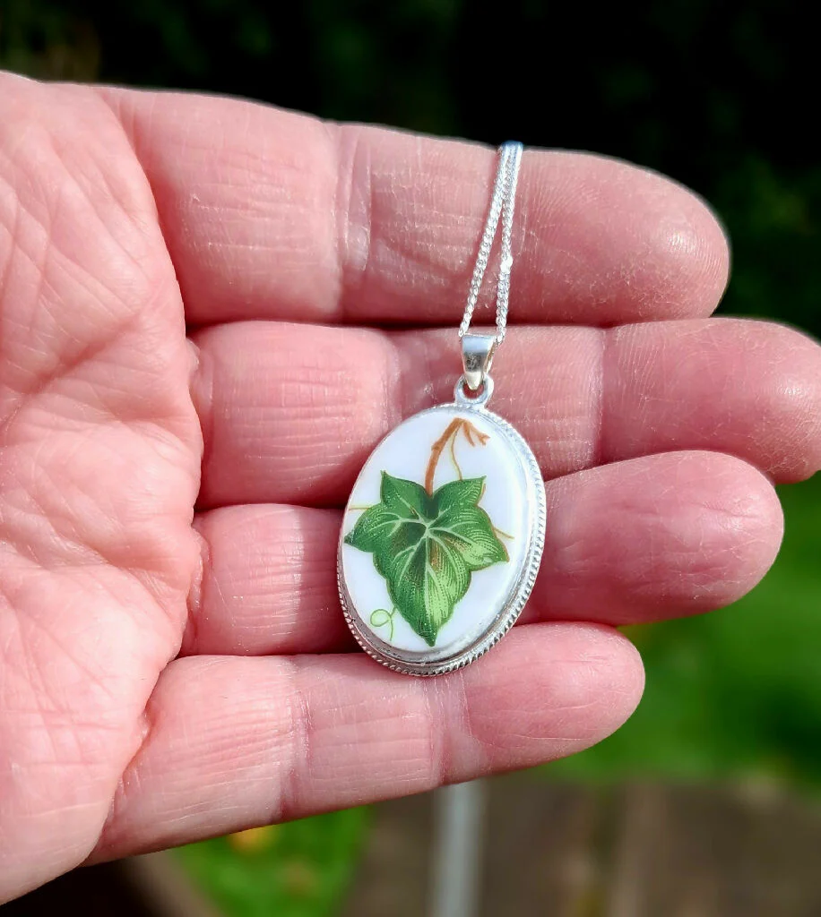 Ivy leaf broken china pendant - Image 3