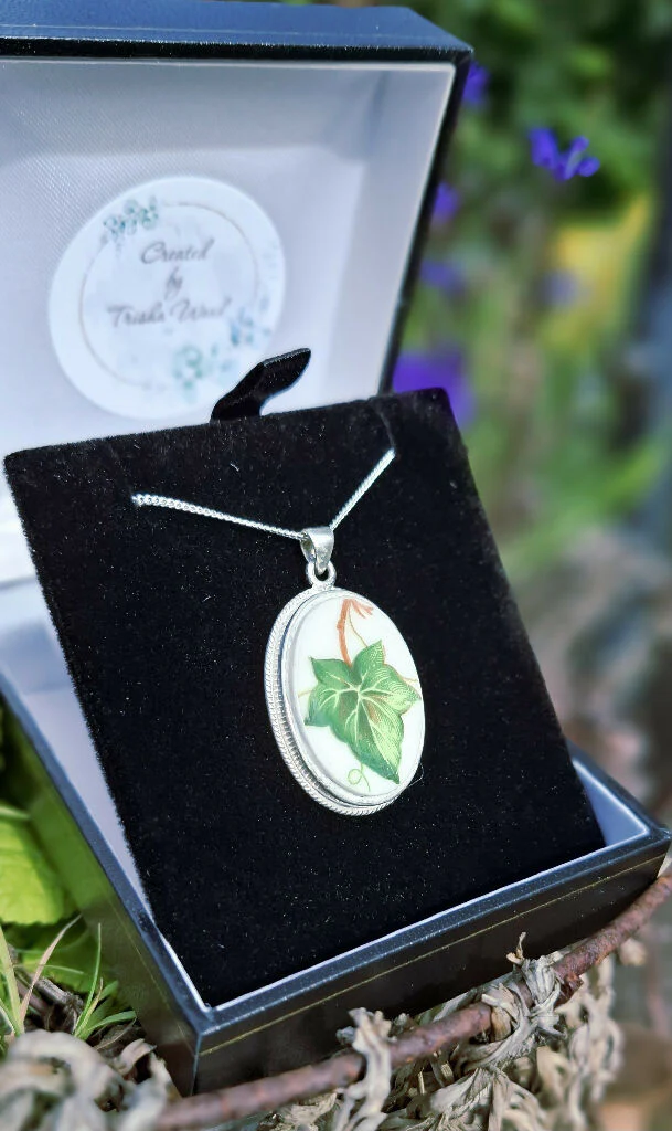 Ivy leaf broken china pendant - Image 4