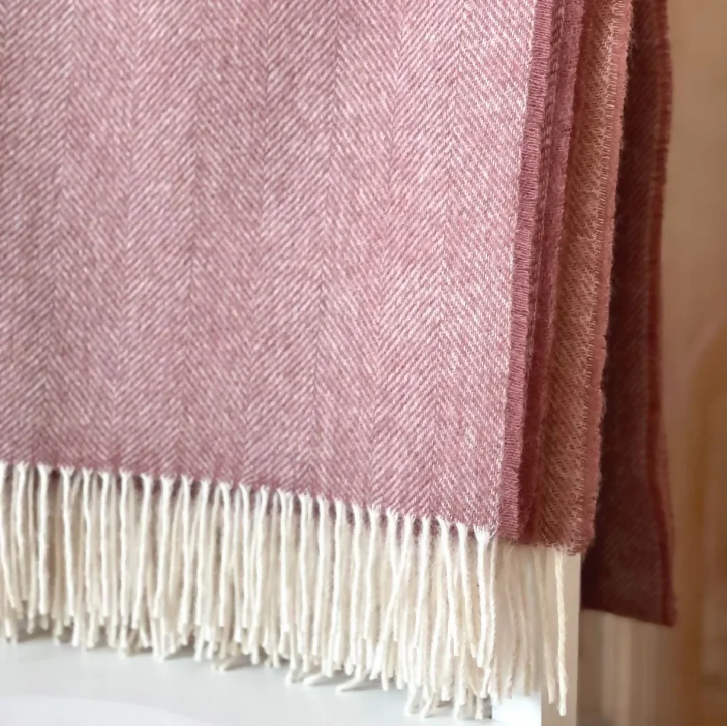 LAMBSWOOL THROW - DUSTY PINK - Image 2