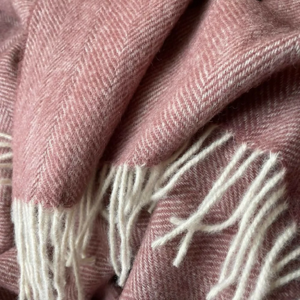 LAMBSWOOL THROW - DUSTY PINK - Image 3