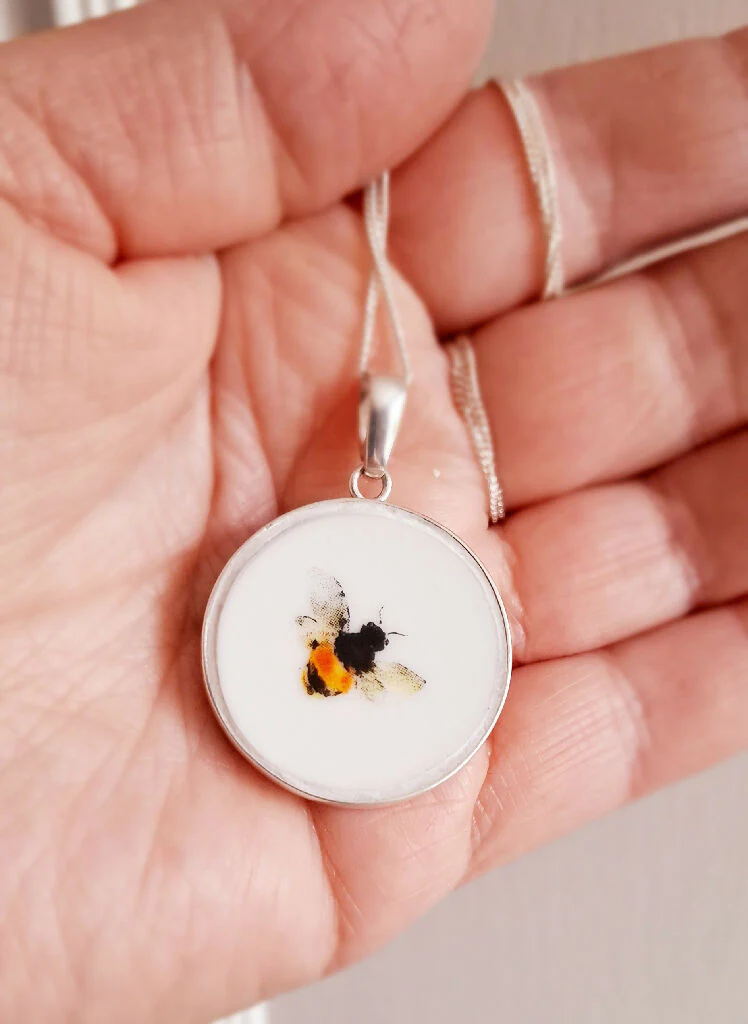 Large broken china bee pendant - Image 2