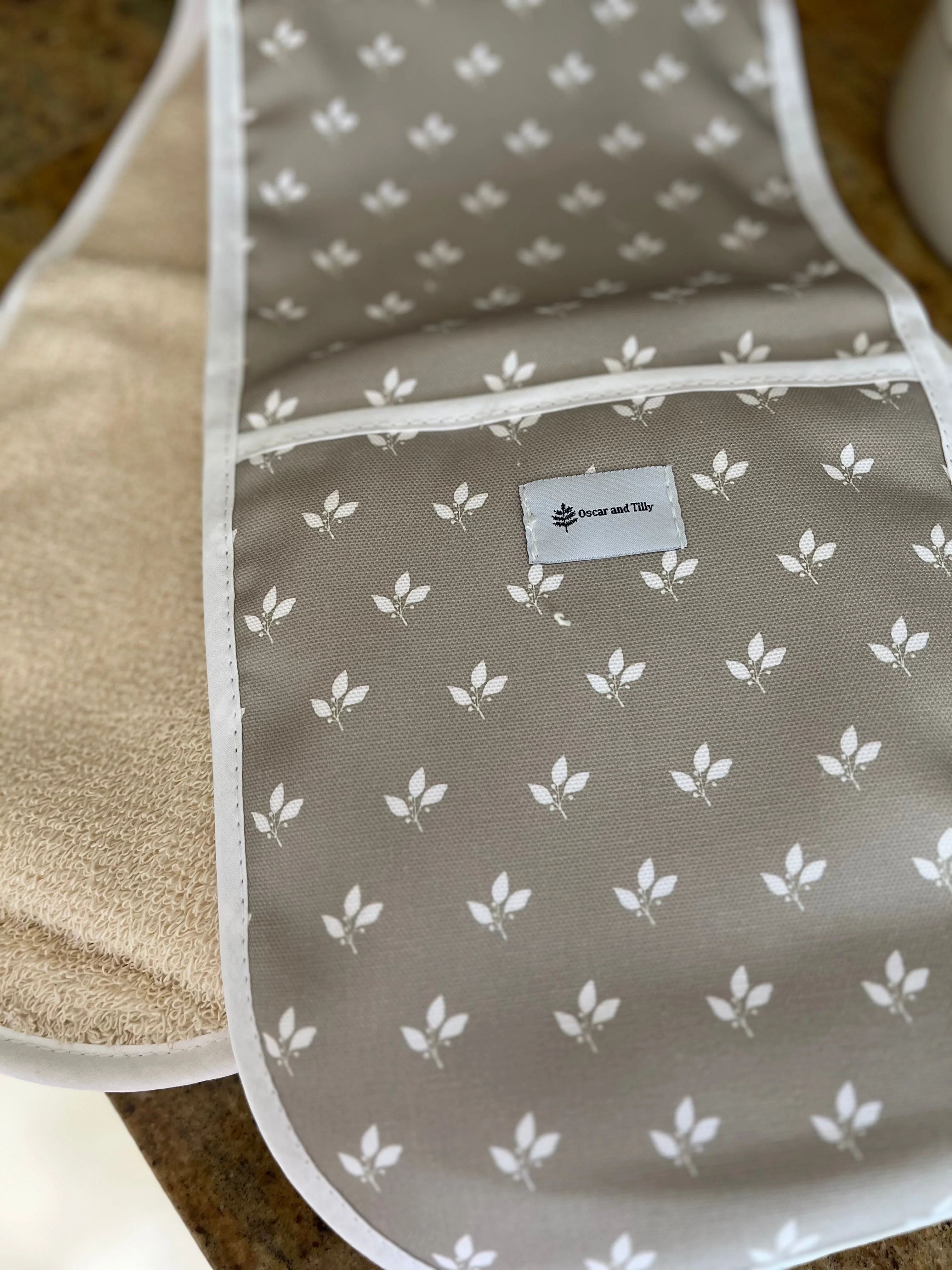 Leaf Design Oven Gloves - Image 2