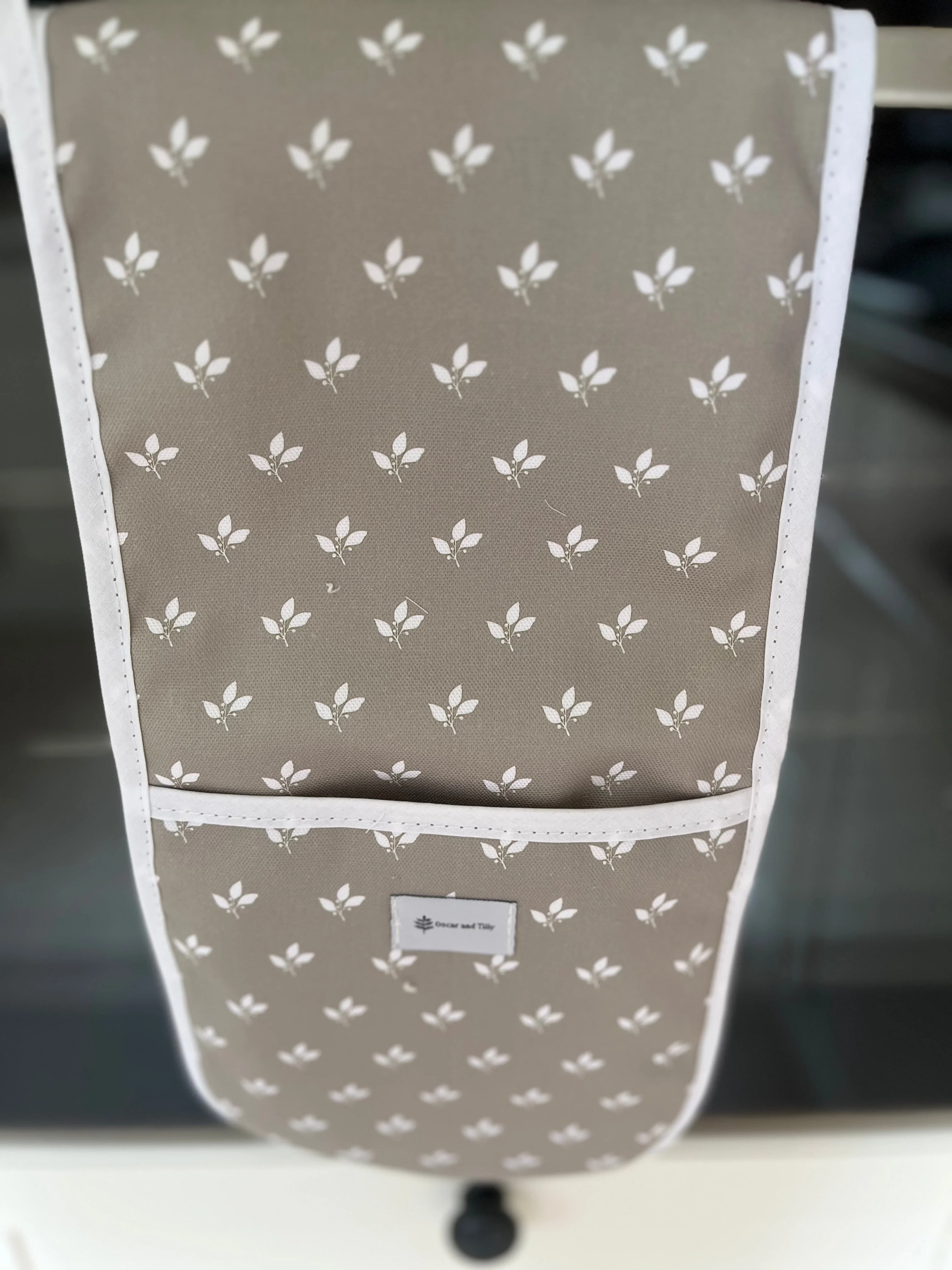 Leaf Design Oven Gloves - Image 3