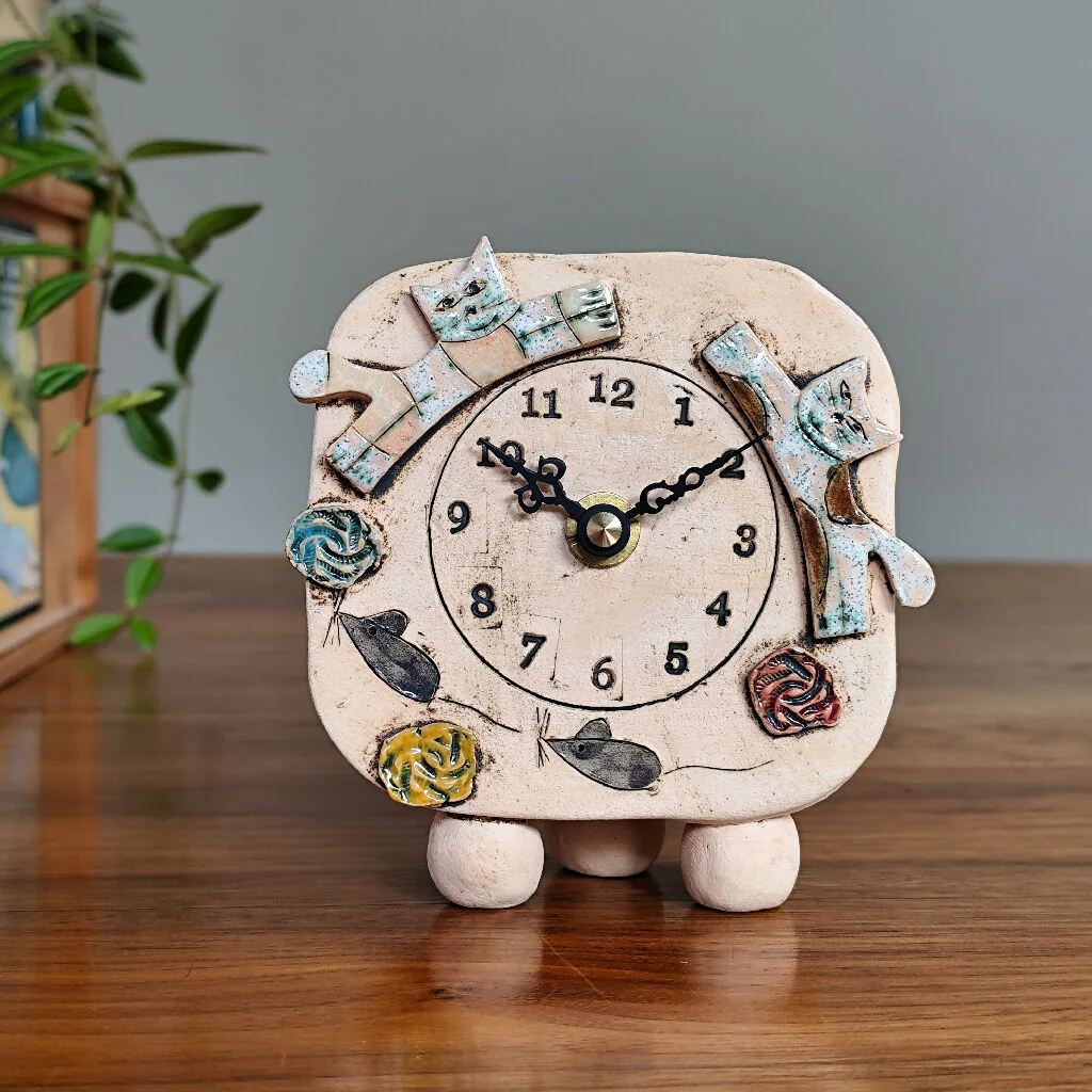 Mantel Clock With Two Cats Mice And Yarns - Image 3