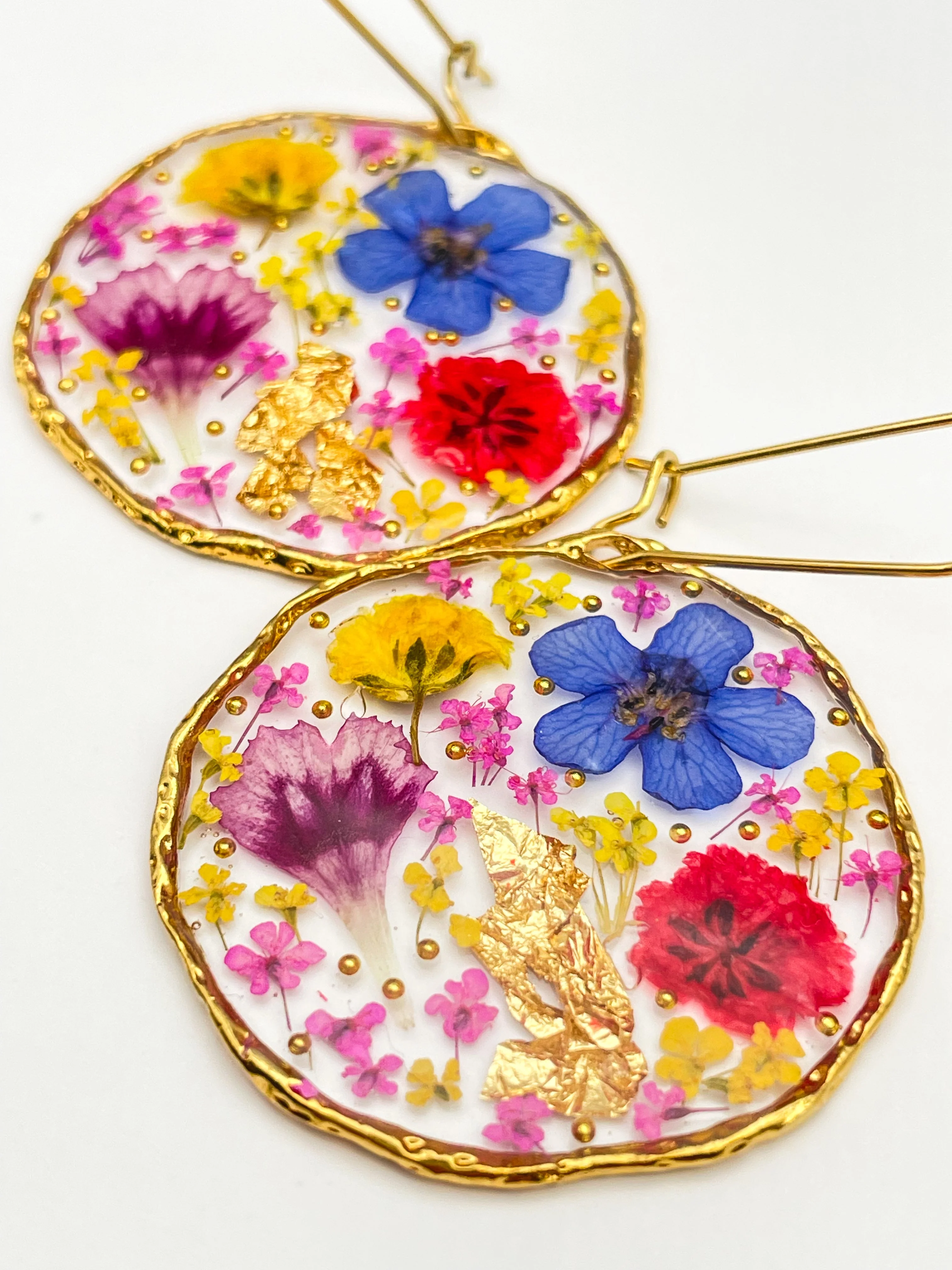 Statement earrings with colourful flowers - Image 3