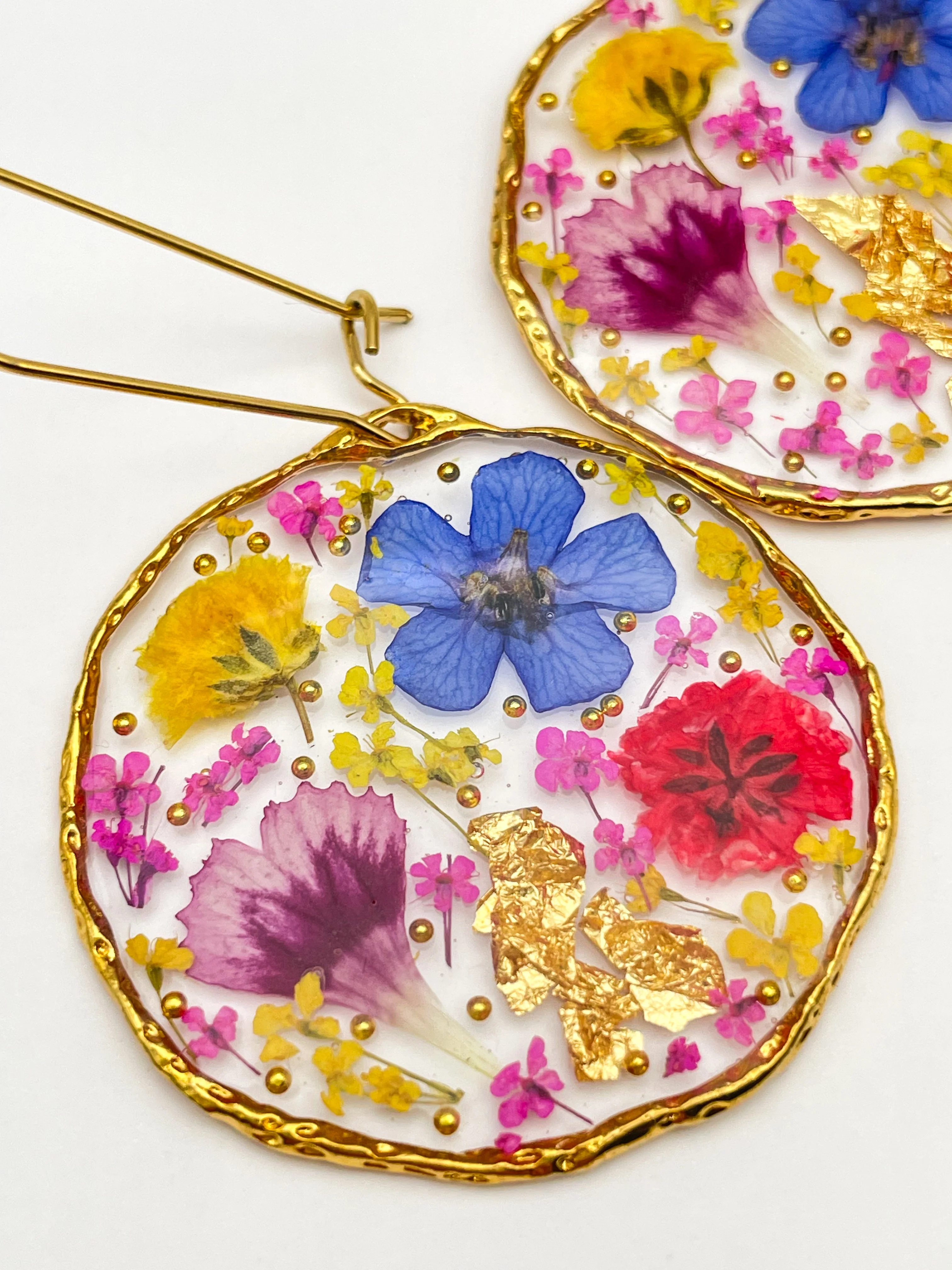 Statement earrings with colourful flowers - Image 5