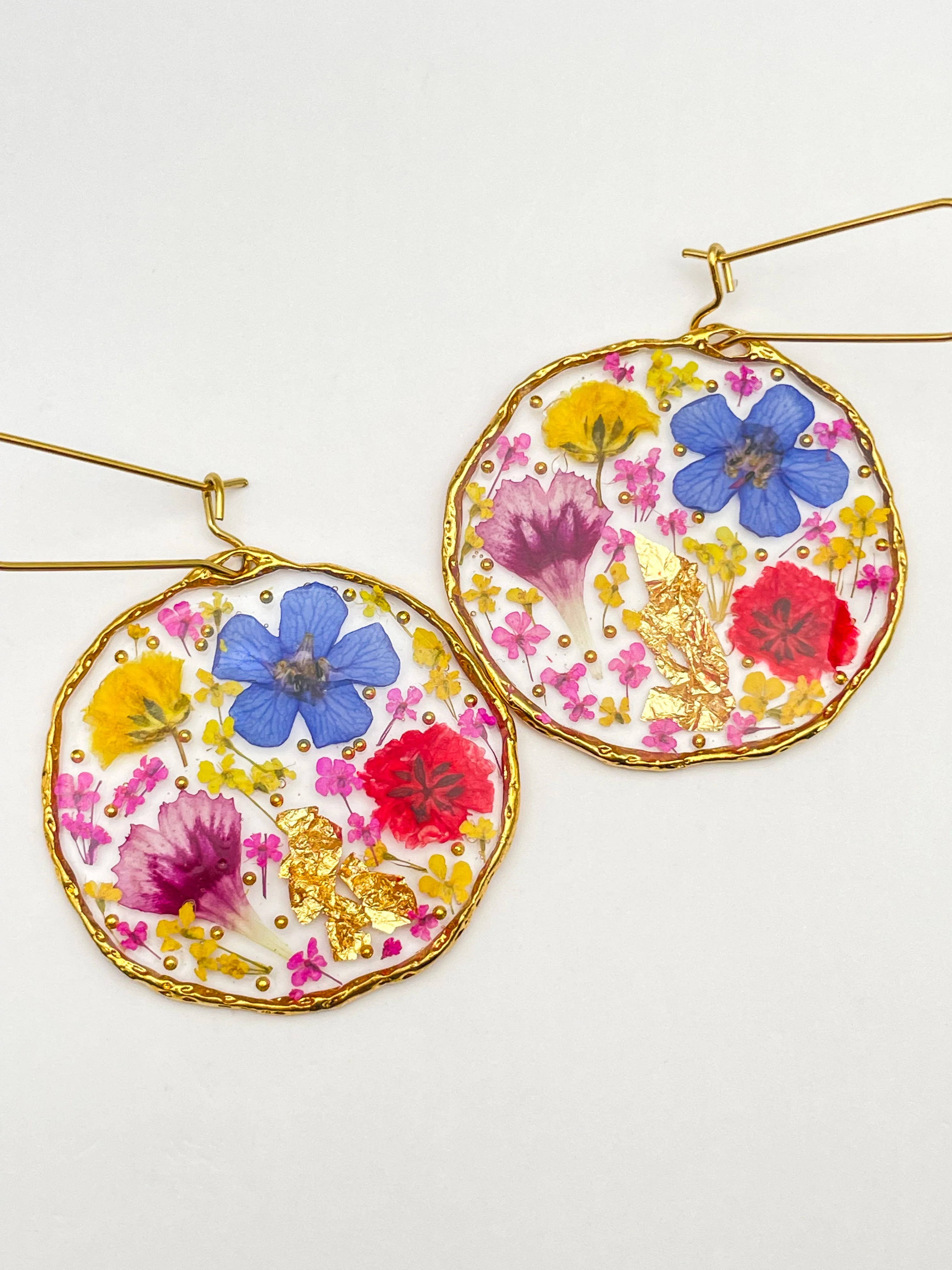 Statement earrings with colourful flowers - Image 6
