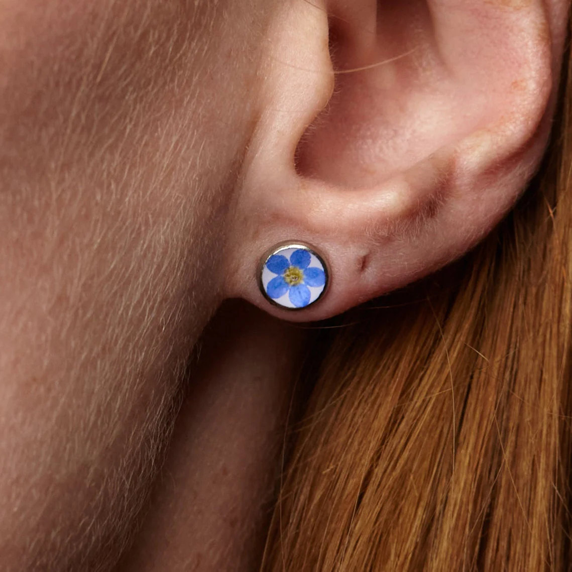 Mini stud earrings with forget-me-not flowers in 6mm