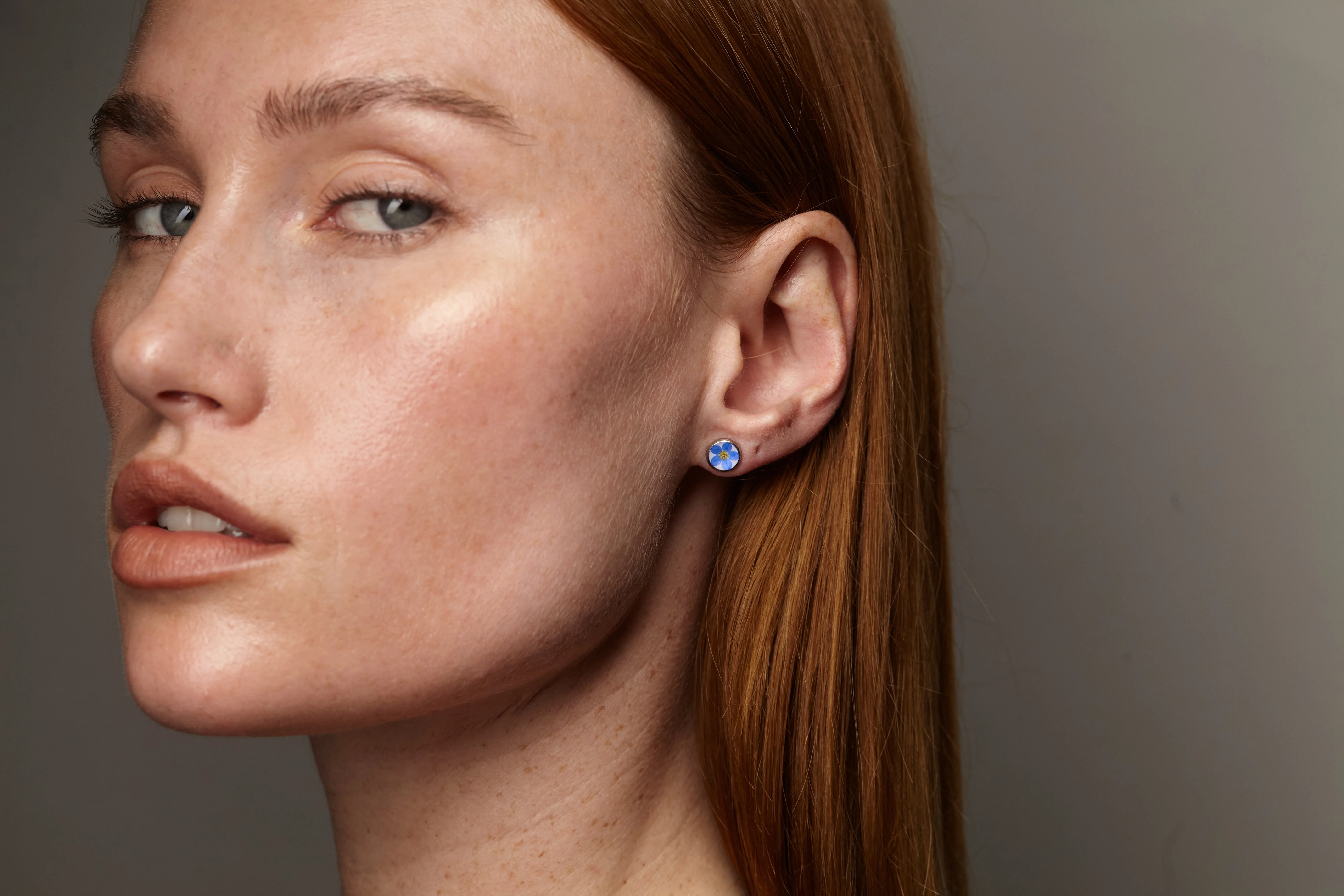 Mini stud earrings with forget-me-not flowers in 6mm - Image 3