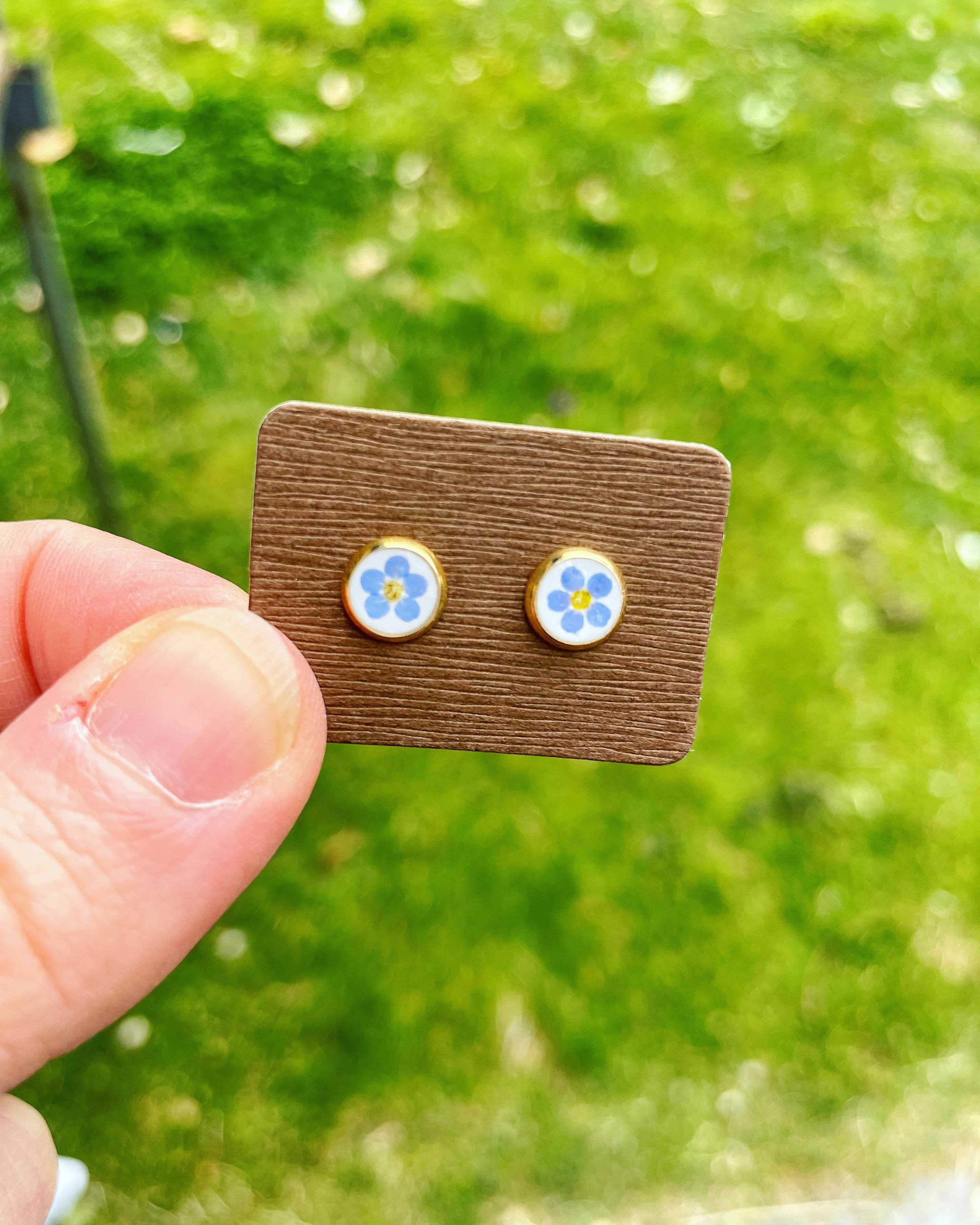 Mini stud earrings with forget-me-not flowers in 6mm - Image 7