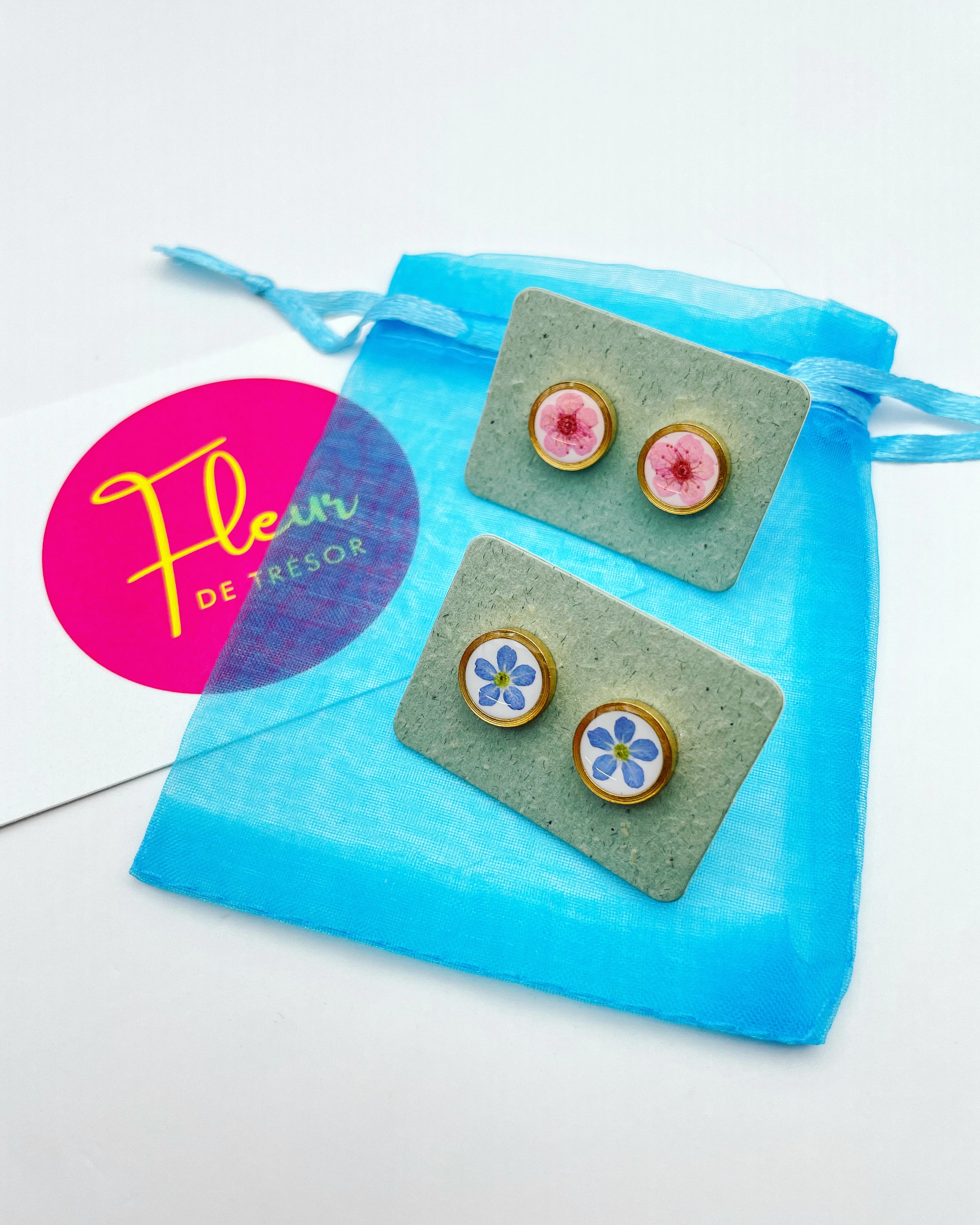 Mini stud earrings with forget-me-not flowers in 6mm - Image 8