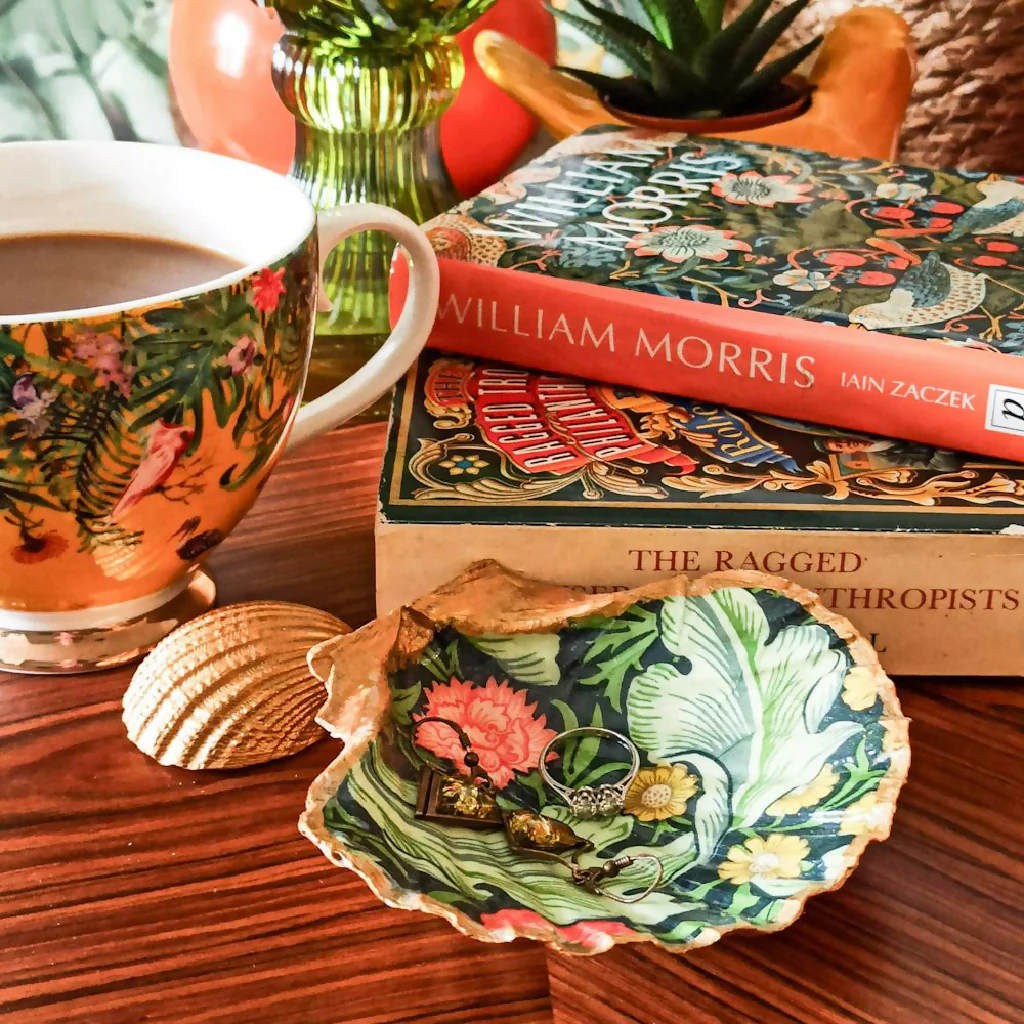 MORRIS LEICESTER DECOUPAGED SCALLOP SHELL DISH