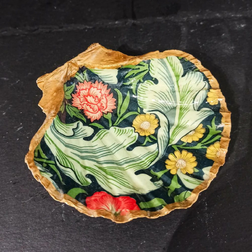 MORRIS LEICESTER DECOUPAGED SCALLOP SHELL DISH - Image 2