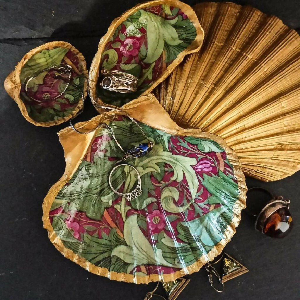 MORRIS GRANVILLE DECOUPAGED SCALLOP SHELL DISH - Image 4