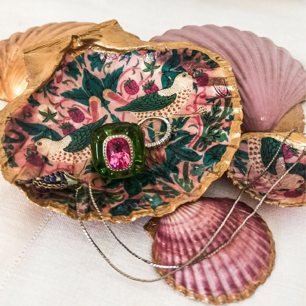 MORRIS STRAWBERRY THIEF DECOUPAGED SCALLOP SHELL DISH PINK & GREEN - Image 3
