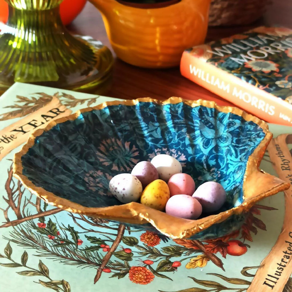 MORRIS TULIP & NETTLE DECOUPAGED SCALLOP SHELL DISH - Image 2