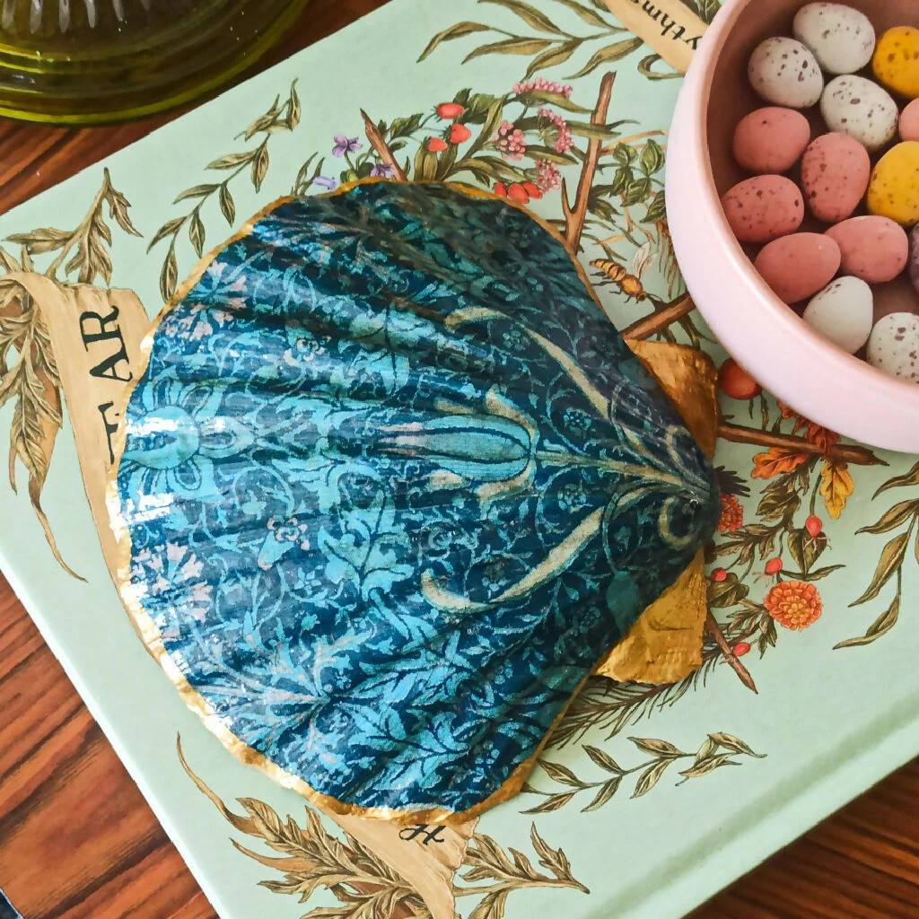 MORRIS TULIP & NETTLE DECOUPAGED SCALLOP SHELL DISH - Image 3