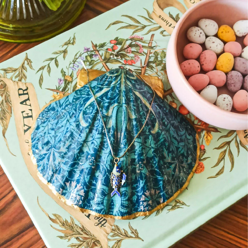 MORRIS TULIP & NETTLE DECOUPAGED SCALLOP SHELL DISH - Image 4
