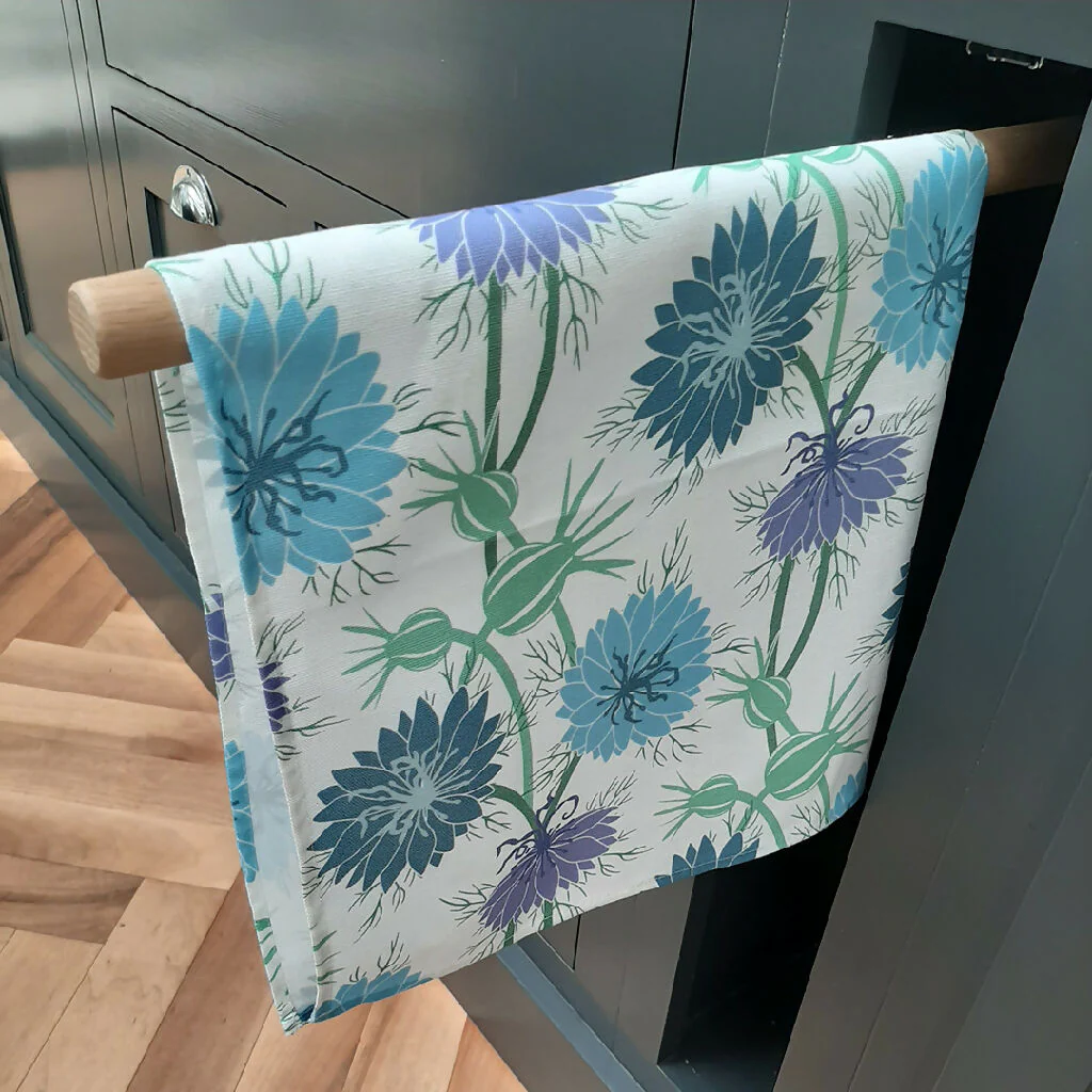 Nigella pattern tea towel in blue and white - Image 4