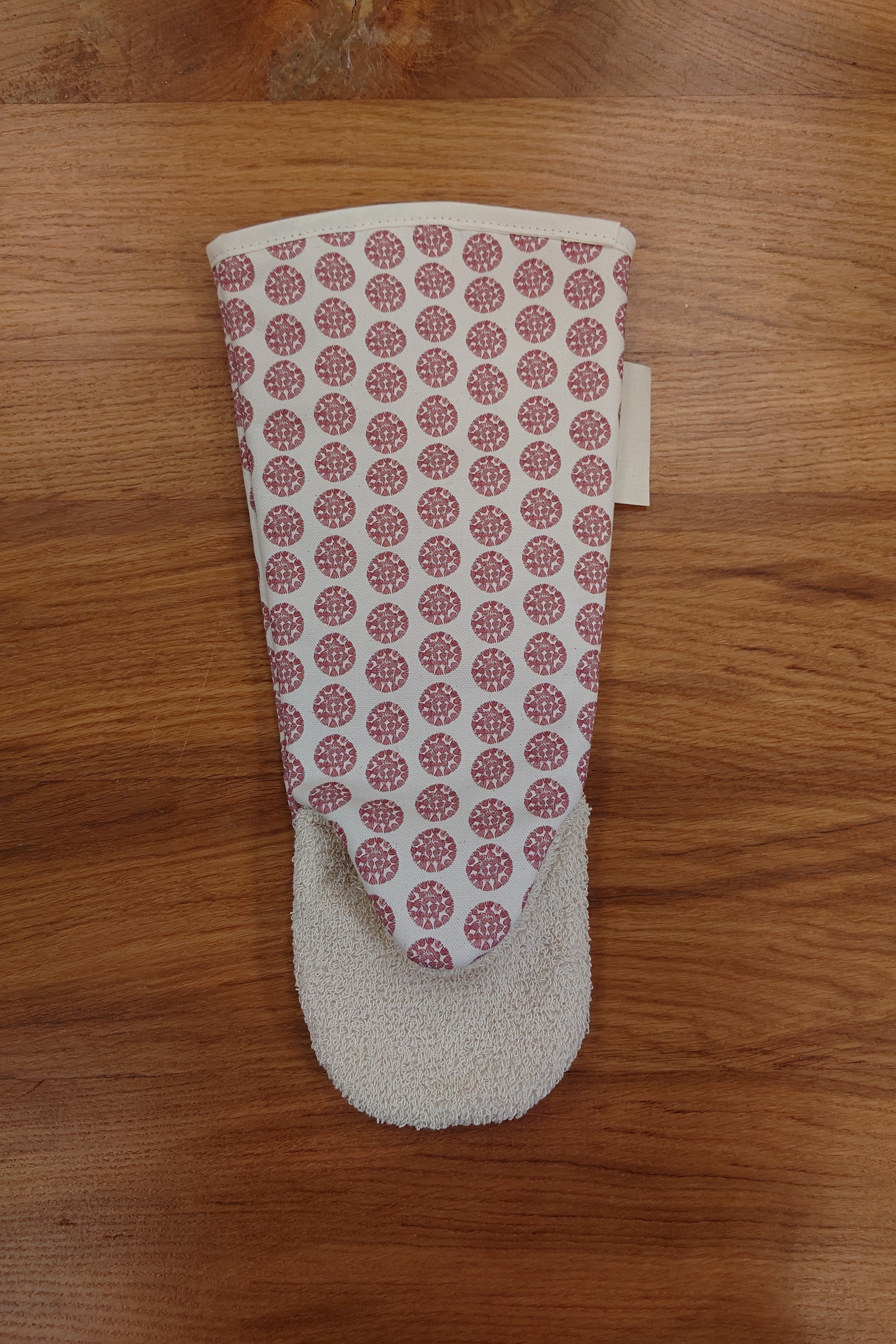 Organic Gauntlet Oven Glove - Machair Clock Red - Image 2