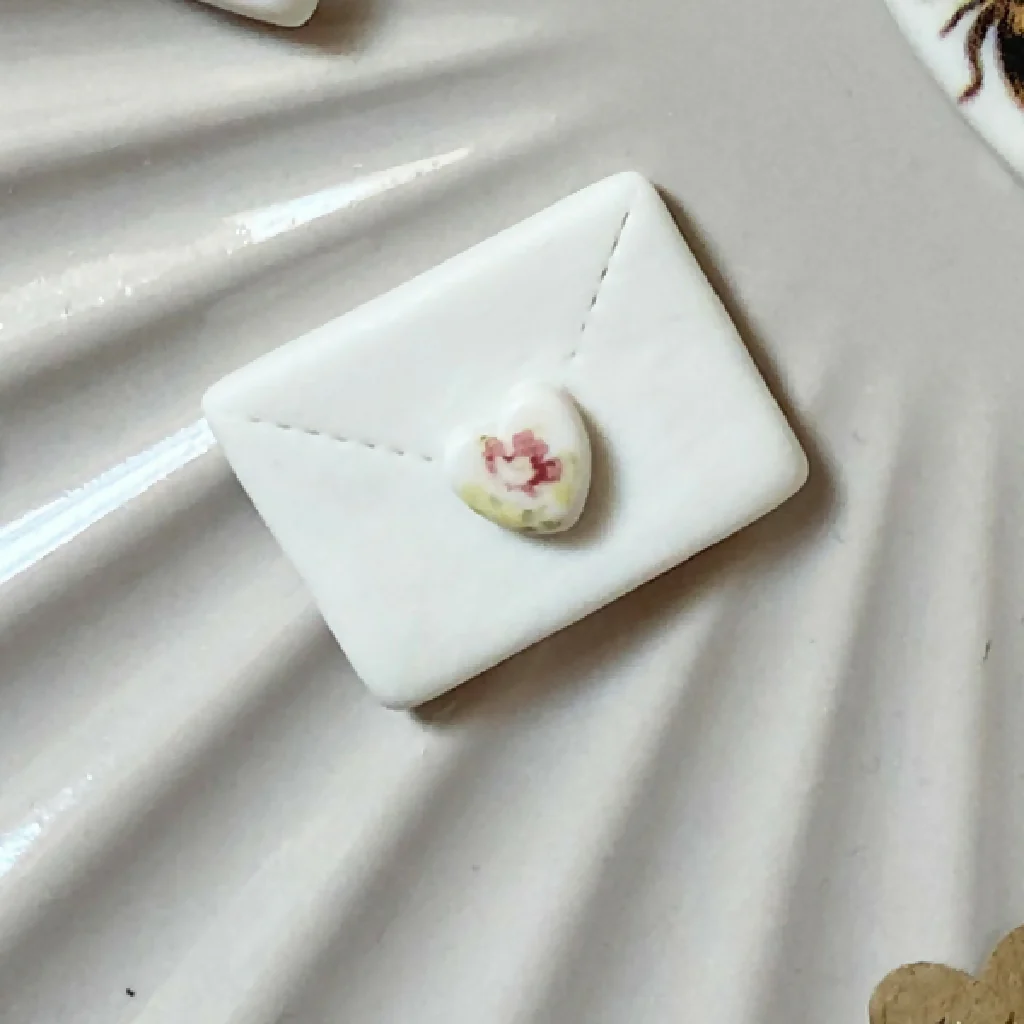 Porcelain Matchbox Token Sending Love - Image 3