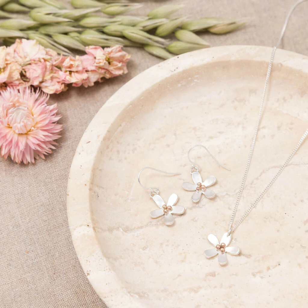 Silver Daisy Pendant Necklace - Image 2